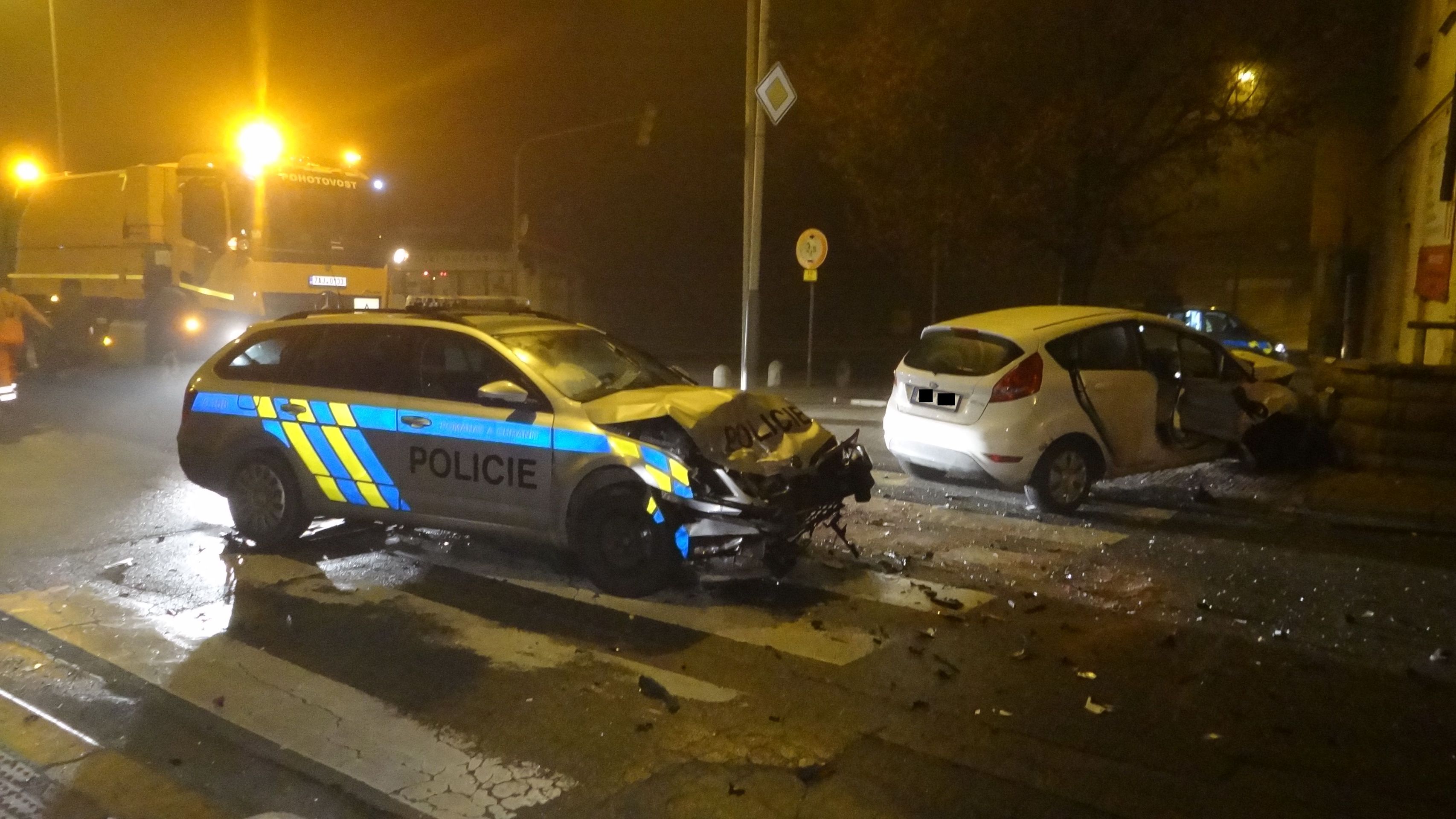 Zatímco policejní vůz zůstal na silnici, forda náraz odhodil do zdi - GALERIE: Policejní vůz se v Praze srazil s fordem (6/6)