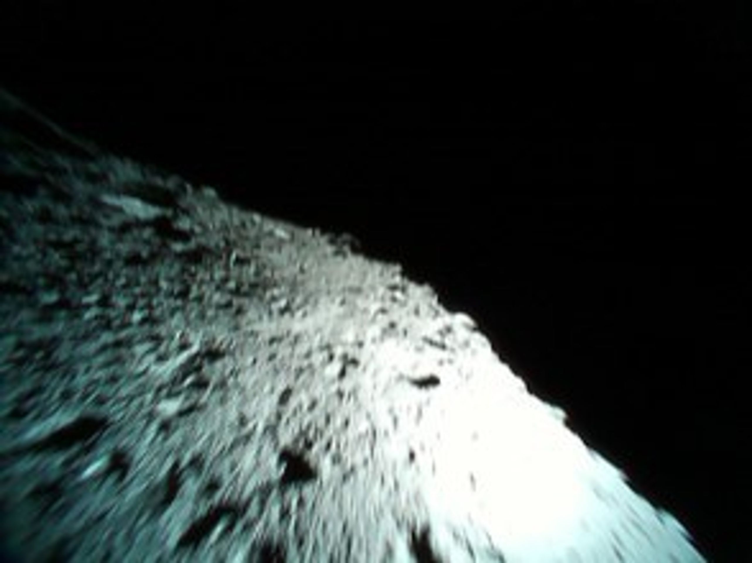 Snímky z asteroidu Ryugu - 1 - GALERIE: Sonda poslala první snímky z asteroidu Ryugu (5/6)