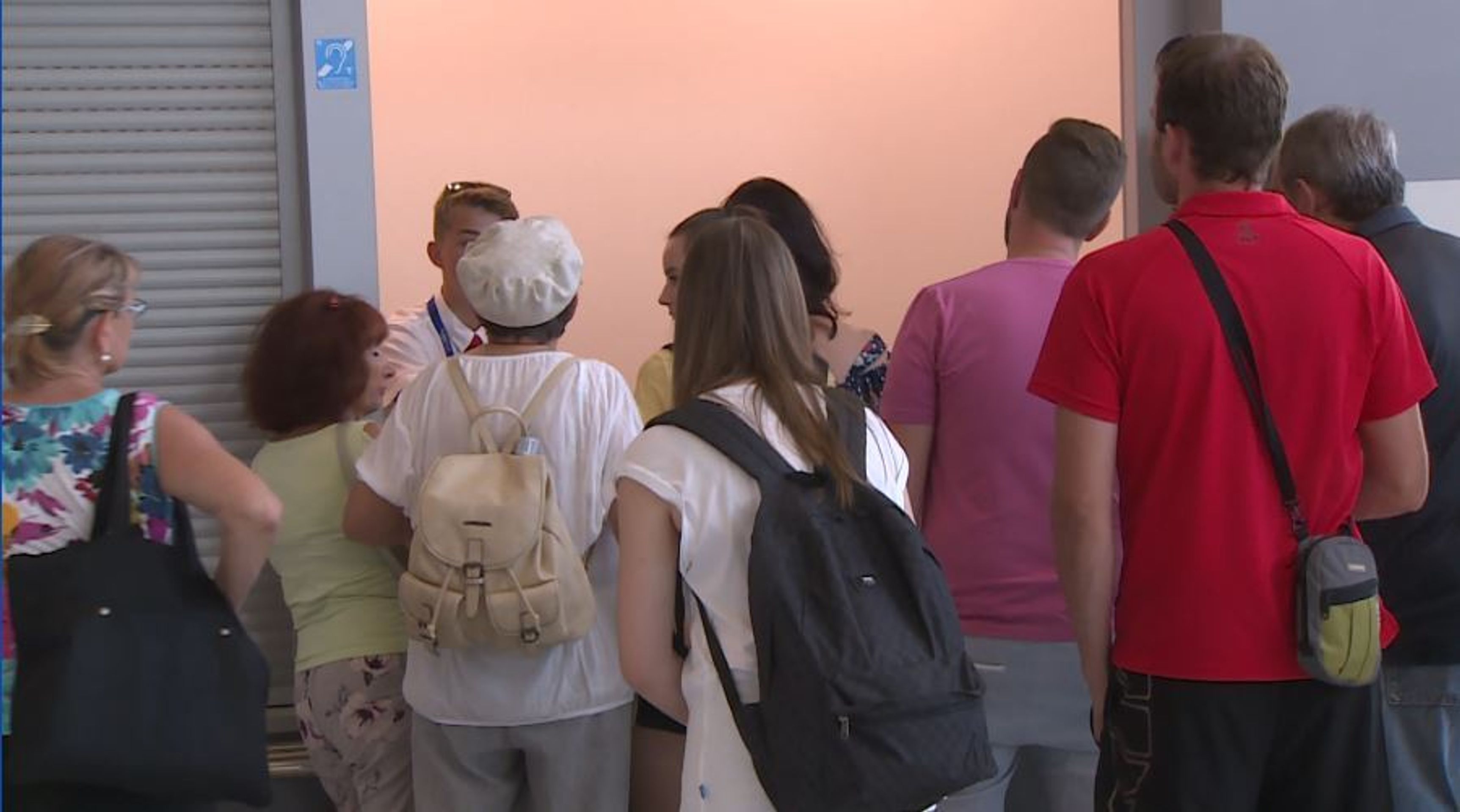 Letiště v Pardubicích - 8 - GALERIE: Cestující Travel Service čekali na své lety déle než 24 hodin (11/11)