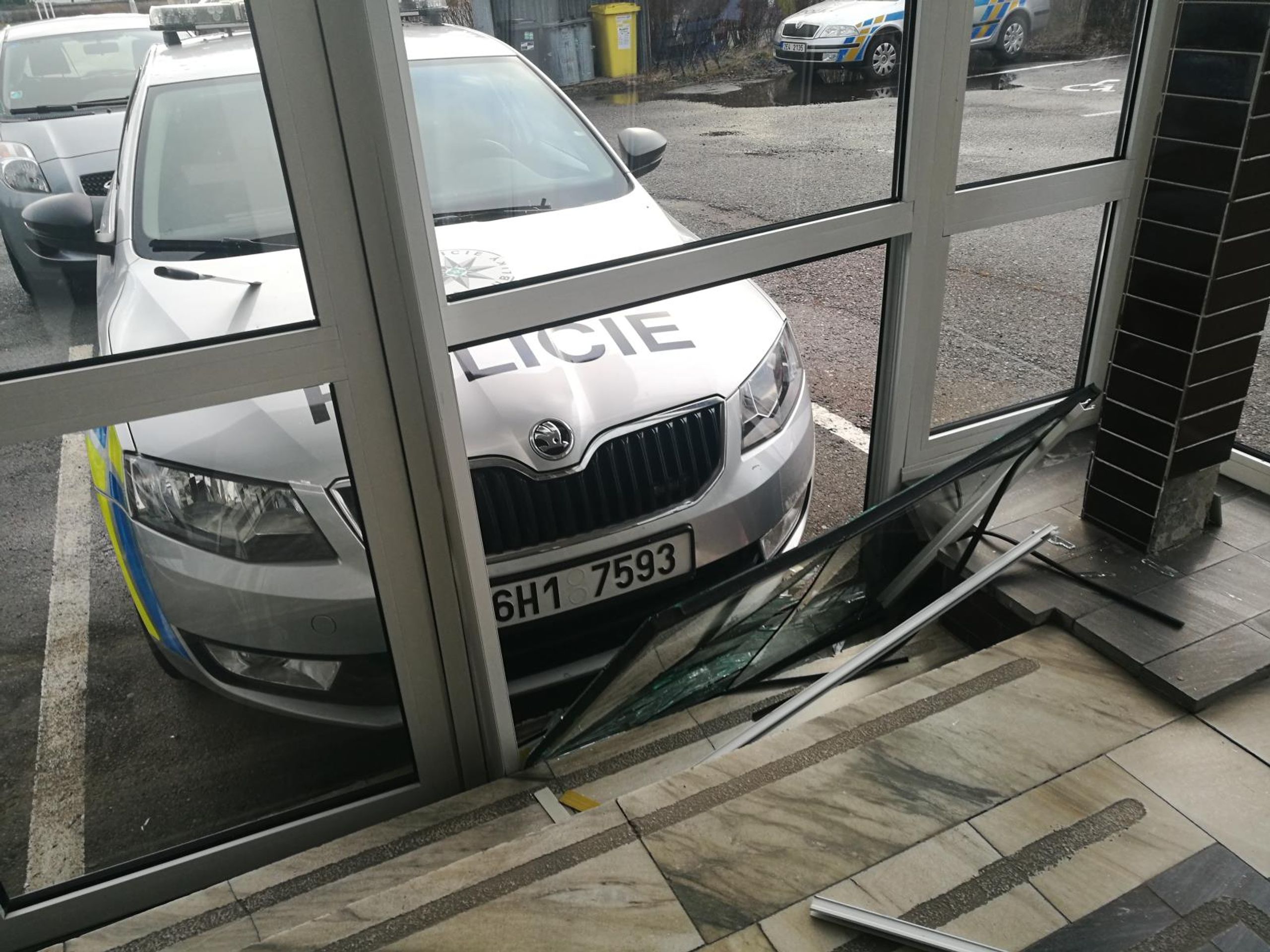Pod vlivem drog bodal do policejního auta - GALERIE: Muž pod vlivem drog po nárazu bodal do policejního auta (1/3)
