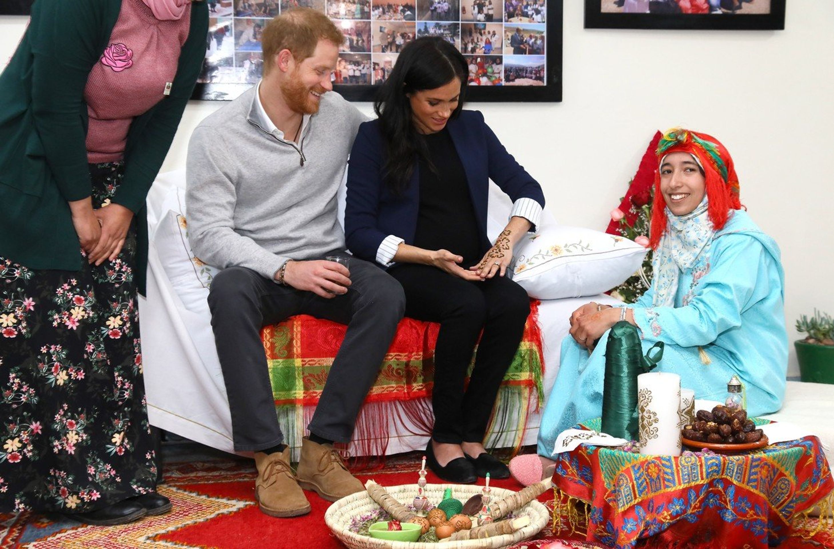 Vévodkyně Meghan na henovém ceremoniálu - GALERIE: Vévodkyně Meghan na henovém ceremoniálu v Maroku (1/3)