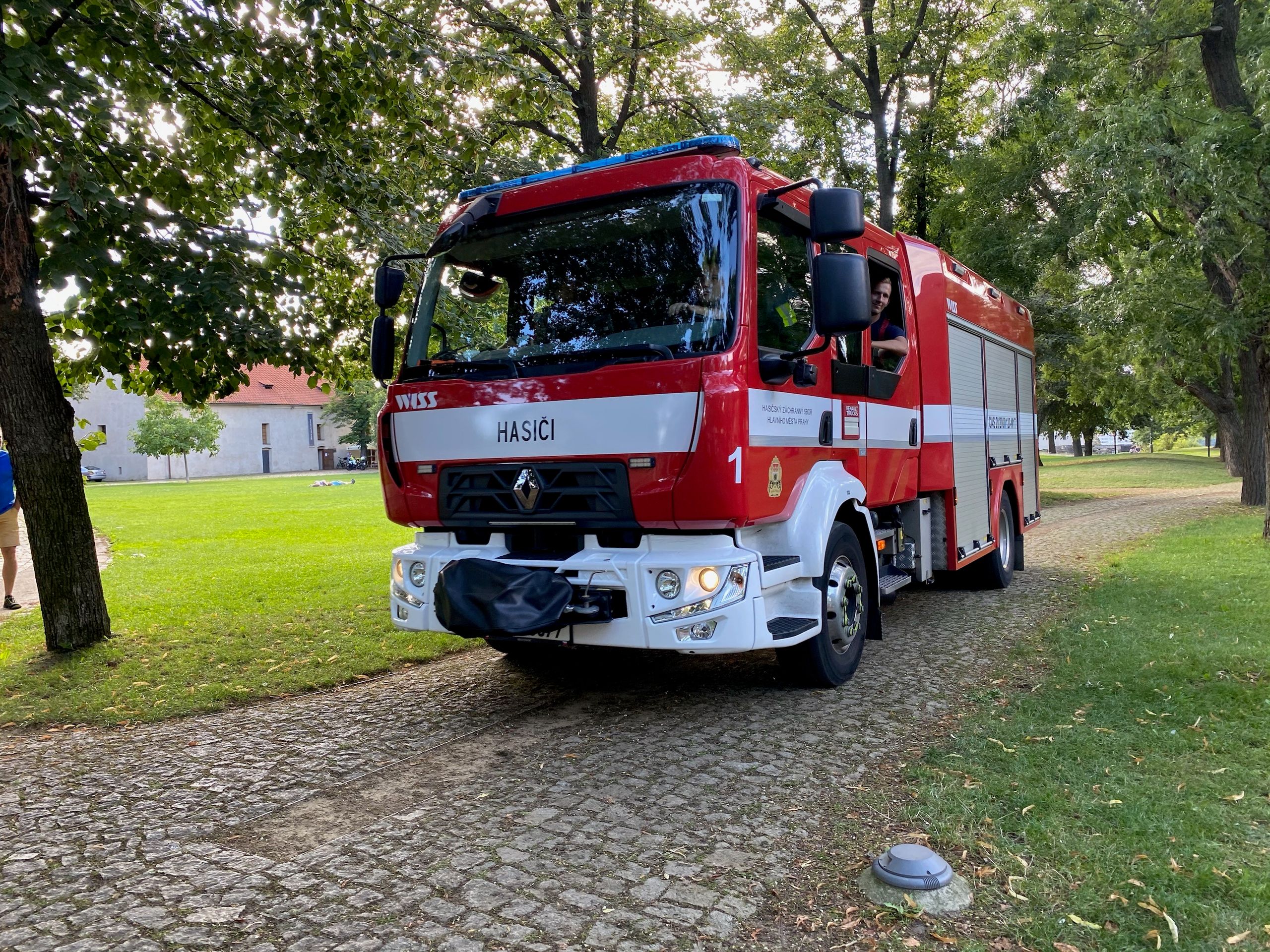 Hasiči vyprostili muže, který spadl z hradeb Vyšehradu - 3 - GALERIE: Pád muže z Vyšehradu (3/3)
