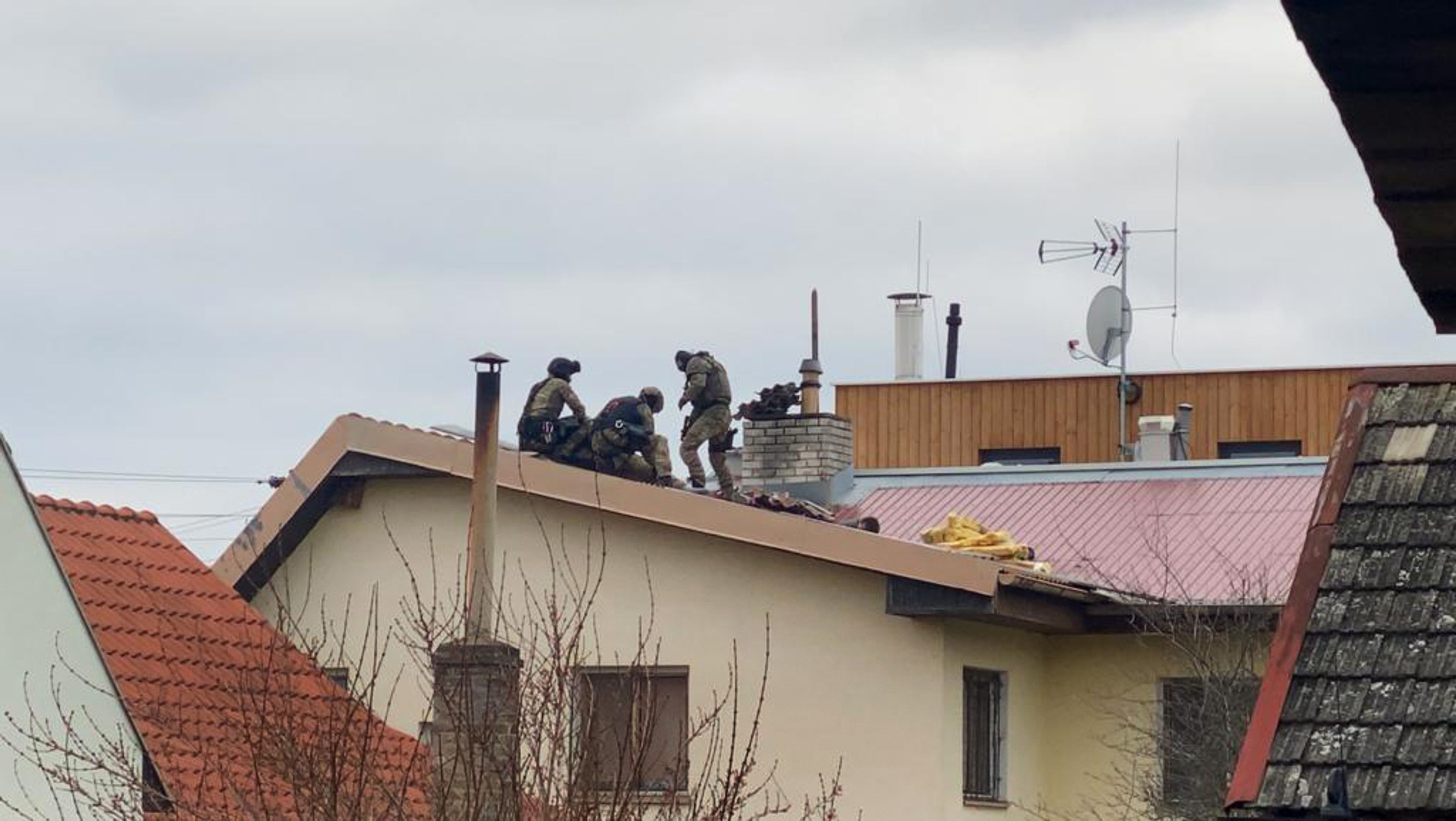 Muž na střeše v obci Kosoř - 6 - GALERIE: Útočník napadal rodiče, před policií utekl na střechu (6/13)
