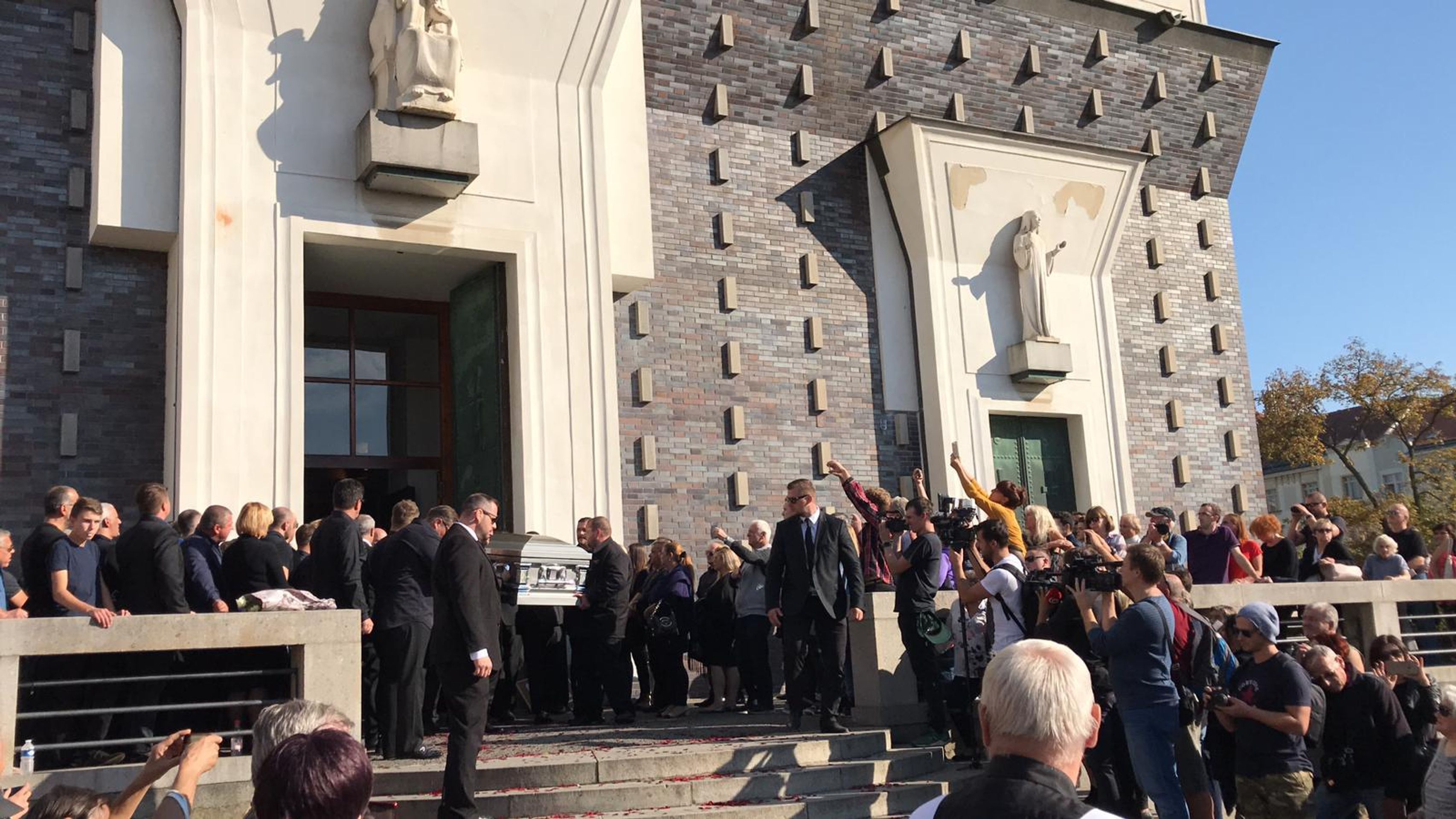 Rozloučení s Janem Kočkou ml. - před kostelem Nejsvětějšího srdce Páně - 3 - GALERIE: Rozloučení s Janem Kočkou (18/28)