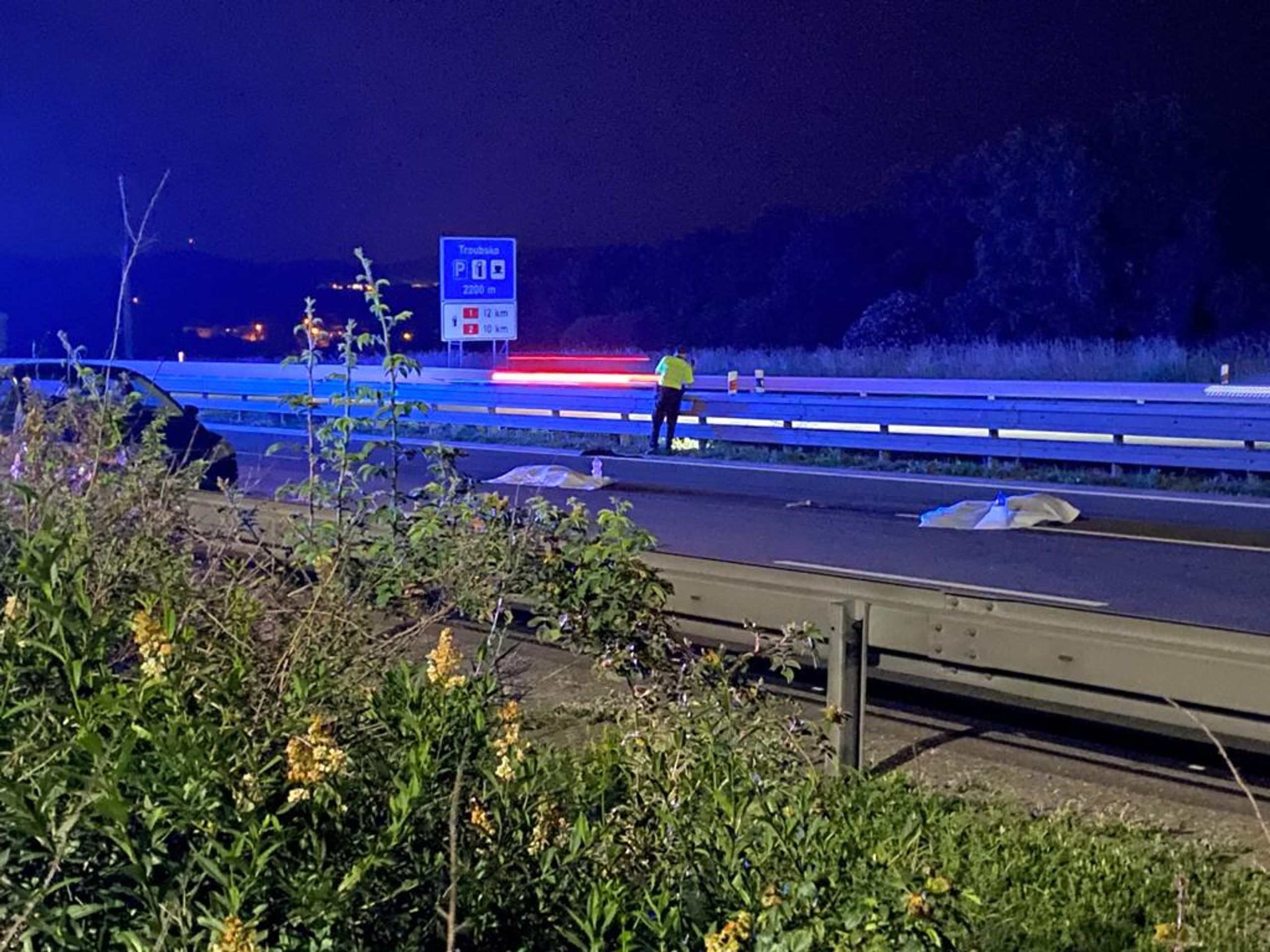 Tragická nehoda se stala poblíž benzínky - GALERIE: Smrt chodce na D1 u Brna (1/4)