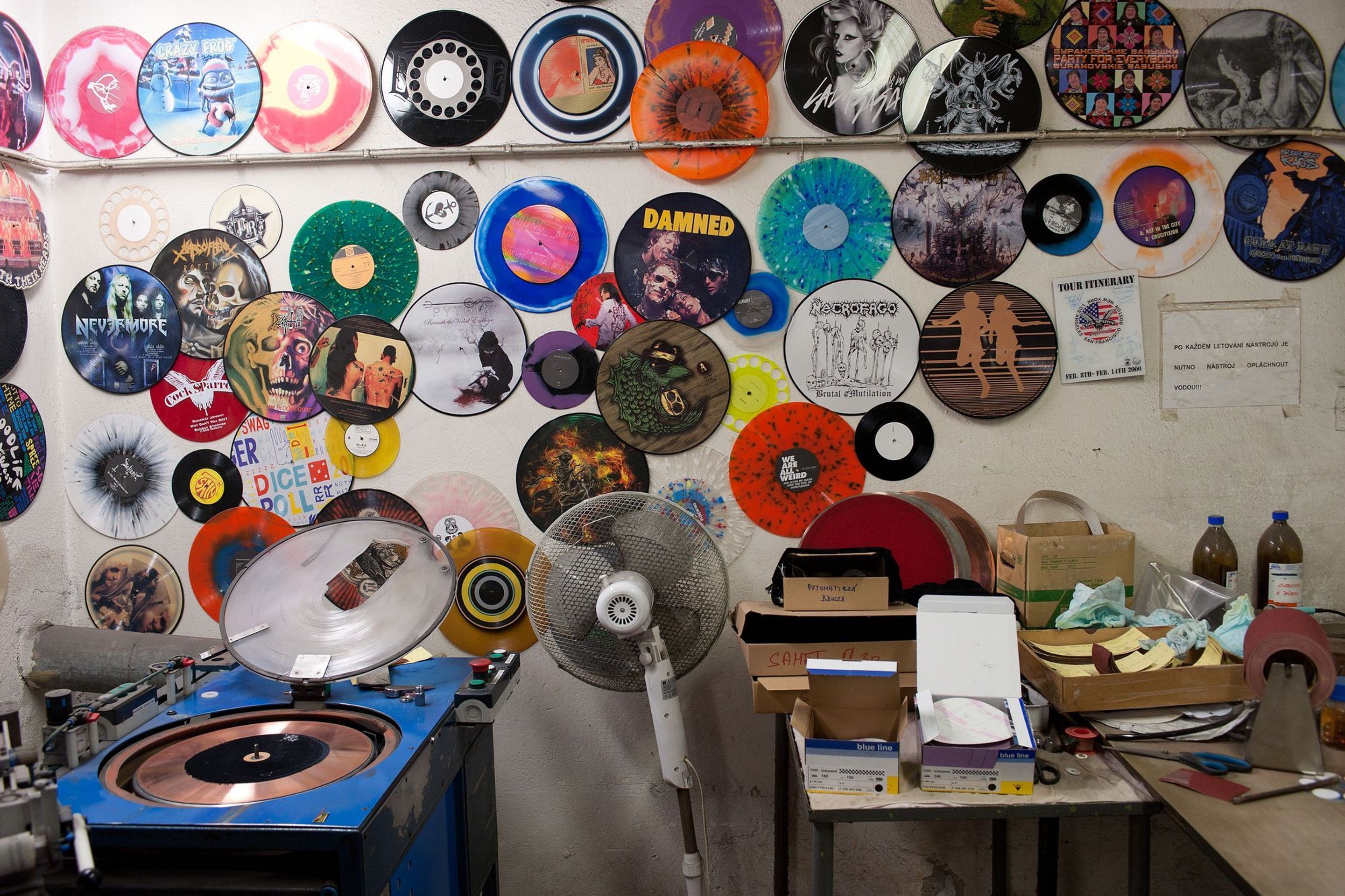 Na návštěvě v největší továrně na vinylové desky na světě - 16 - GALERIE: V Loděnici vyrábějí nejvíce gramofonových desek na světě (12/23)
