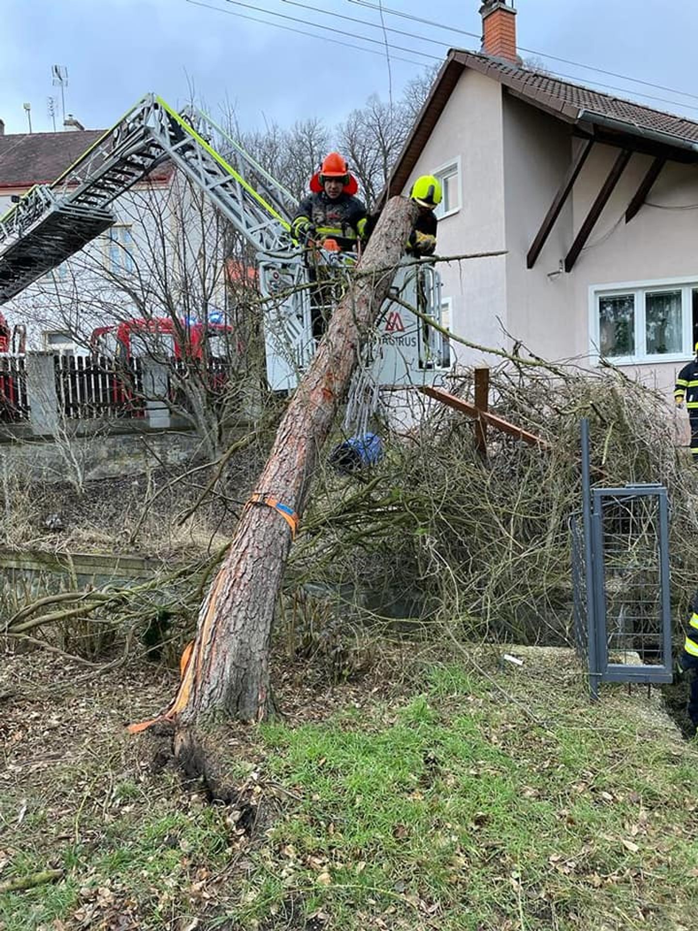 Spadlý strom v Ústeckém kraji - Strom spadl na dům (2/3)