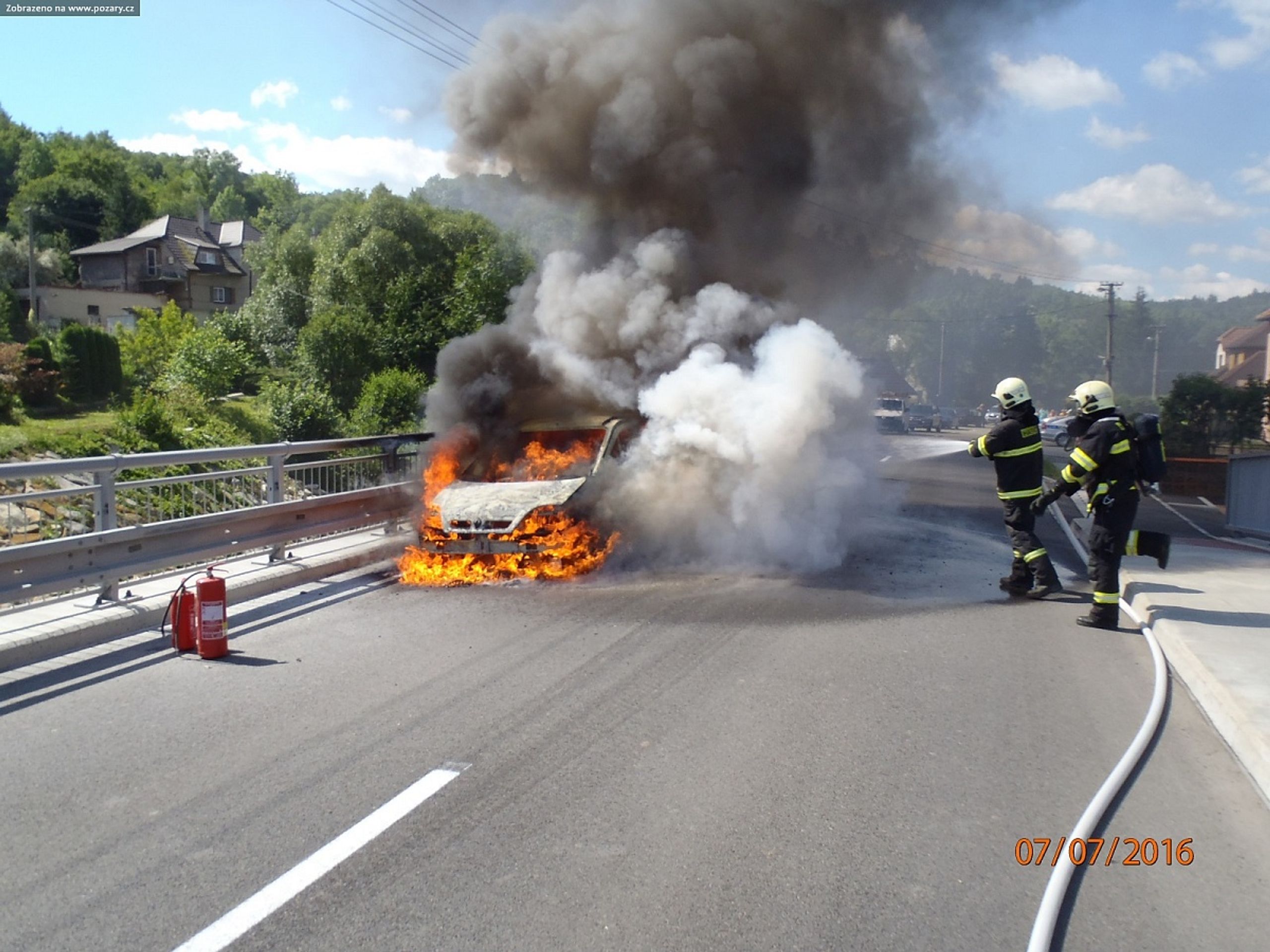Hasiči likvidovali hořící auto v Kašavě - GALERIE: Požár auta v Kašavě (2/5)
