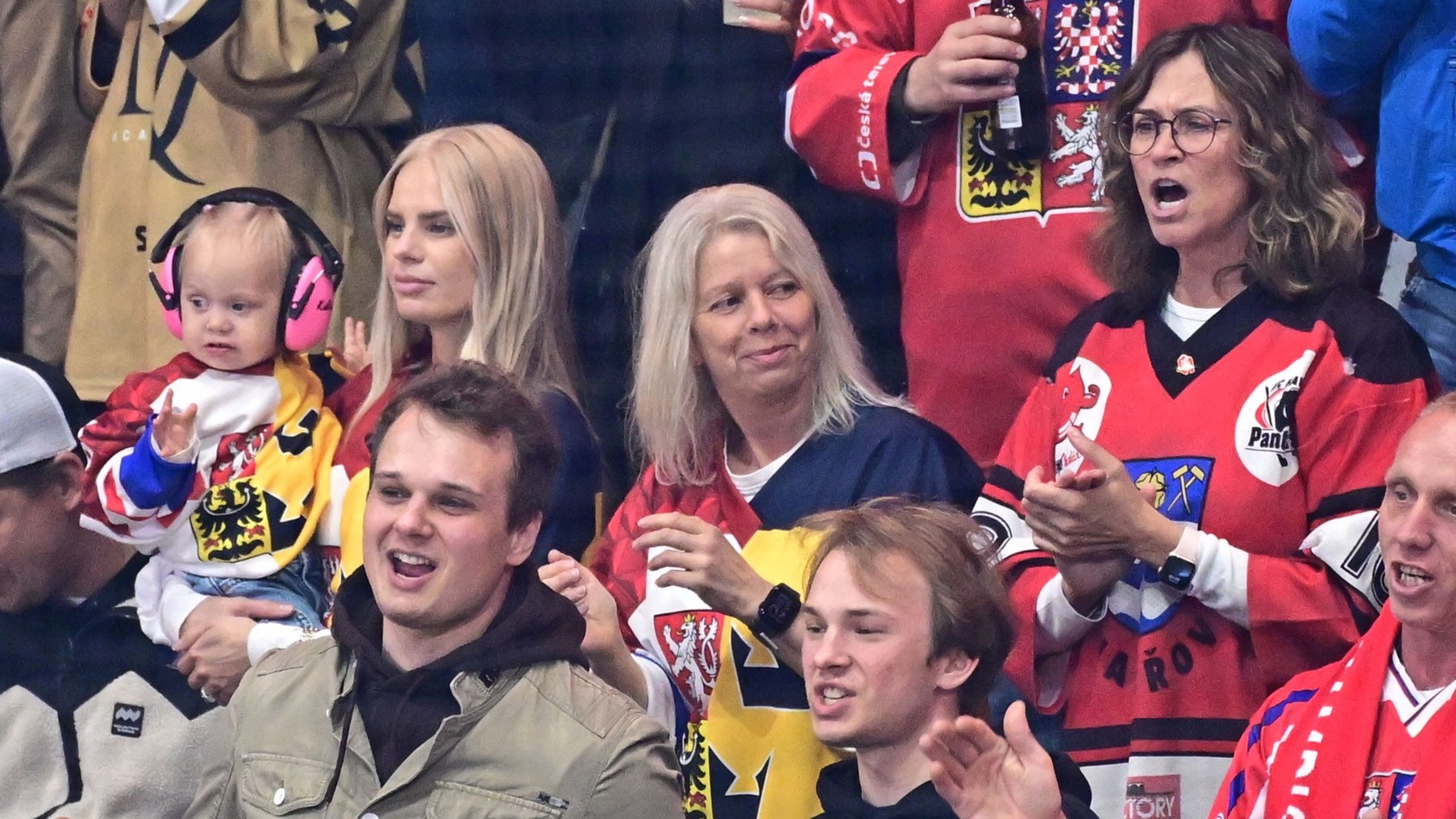 Přítomny byly i mámy manželů, jak od Rebeccy (uprostřed), tak od Davida (vpravo) - Davida Pastrňáka podporovala ve čtvrtfinále ve Stockholmu rodina (5/5)
