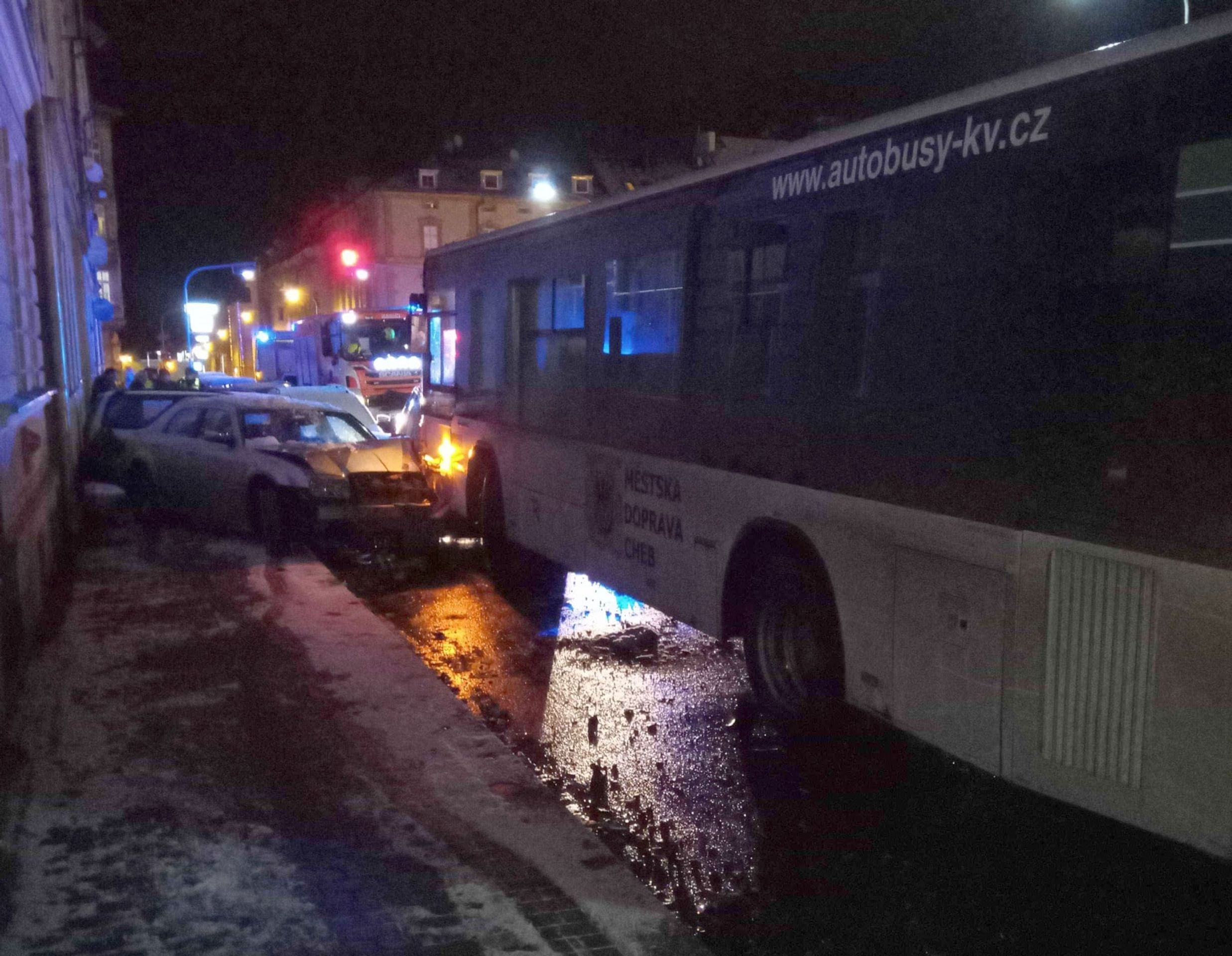 Nehoda autobusu v Chebu - GALERIE: Linkový autobus naboural 11 zaparkovaných aut (6/6)