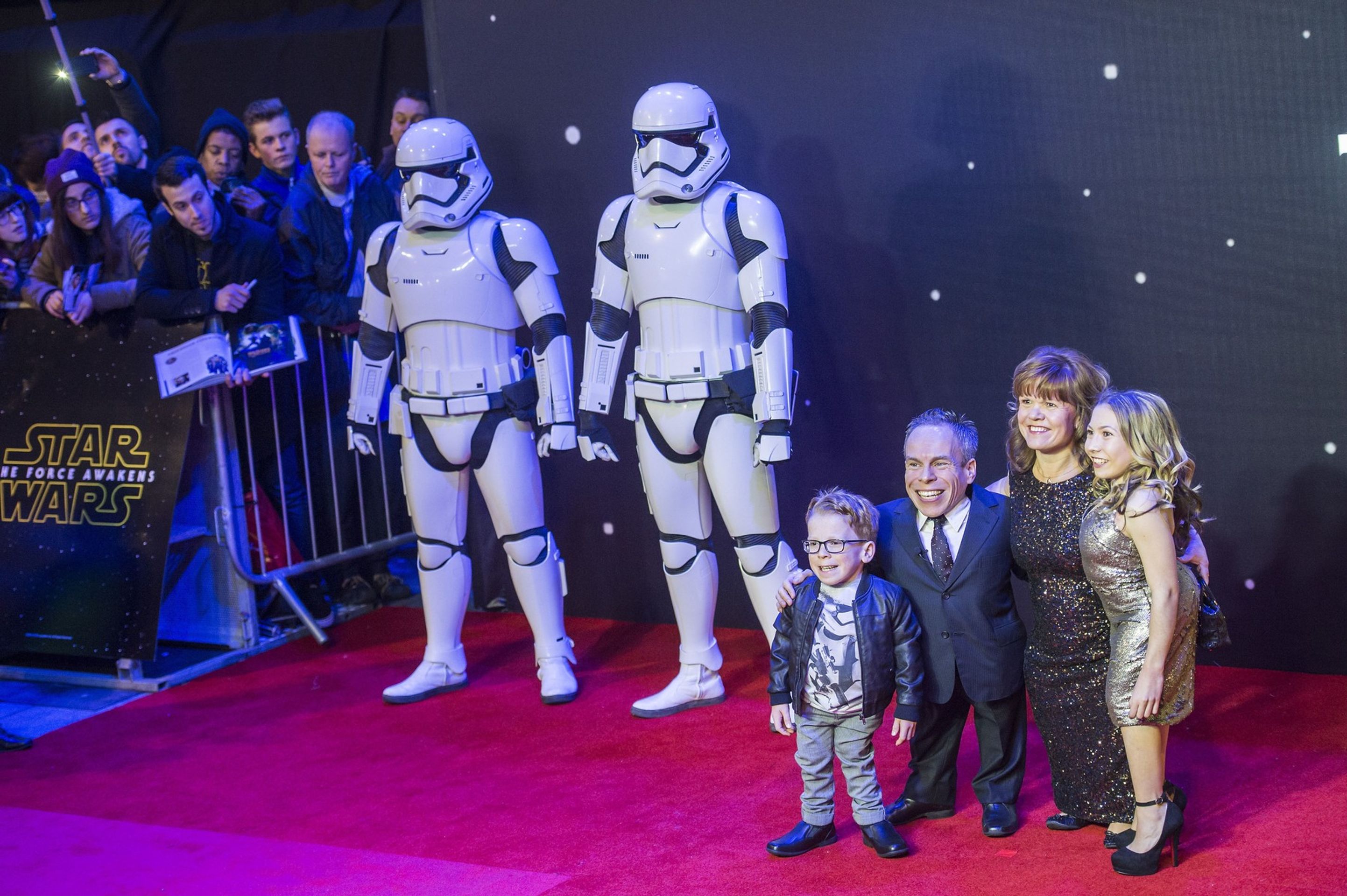 Warwick Davis s rodinou, 16. 12. 2015 premiéra Star Wars Síla se probouzí (2) - Warwick Davis (4/8)