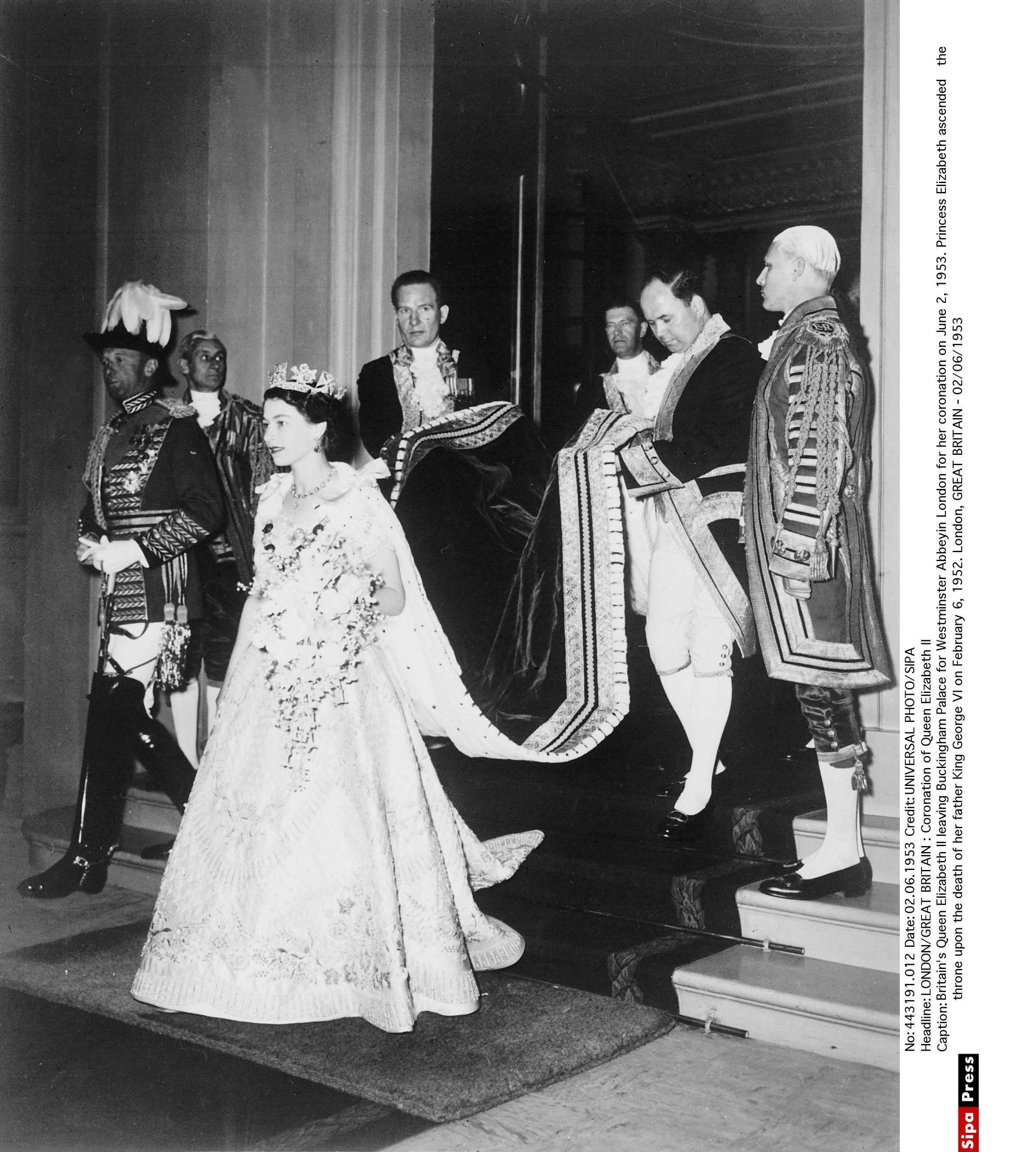 Britská královna Alžběta II. - 1 - GALERIE: Elegantní dáma i babča v šátku, to jsou proměny královny Alžběty II. (15/15)