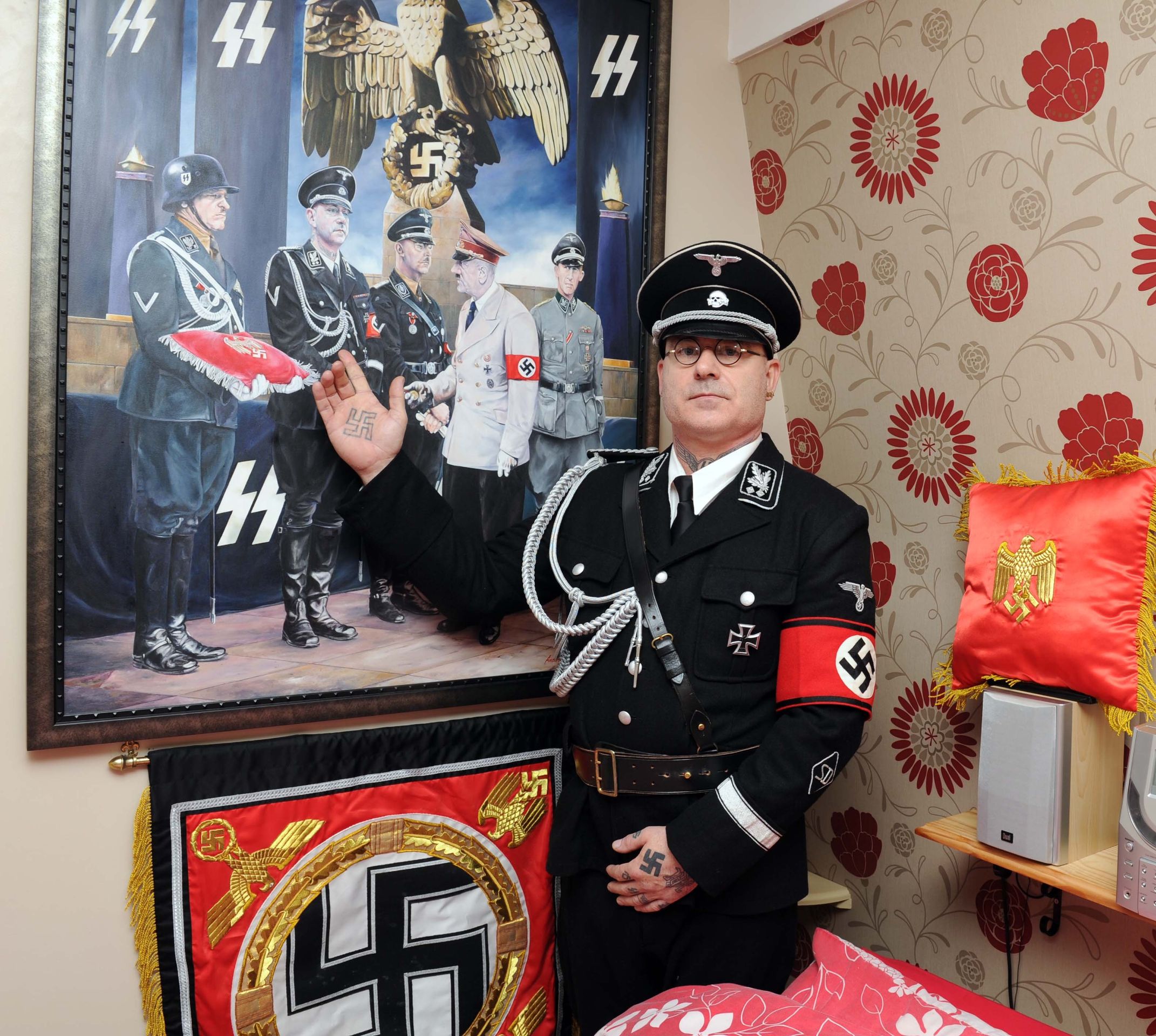 Paul Dutton miluje Hitlera - 4 - GALERIE: Zbláznil se? Muž běžně chodí v nacistické uniformě a zbožňuje Hitlera (3/6)