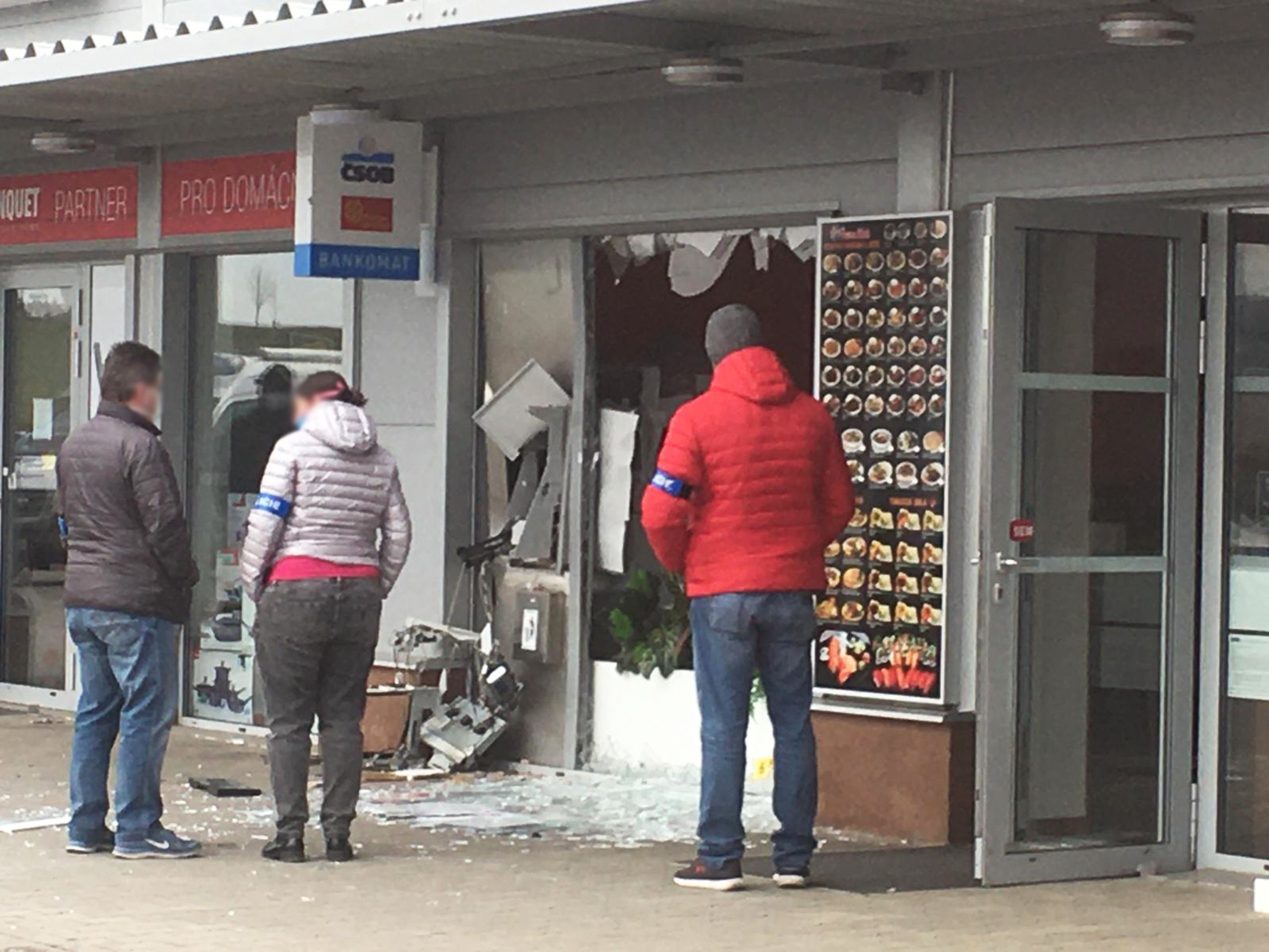 Krádež celého bankomatu v Šestajovicích - 2 - GALERIE: Zloději v Šestajovicích vytrhli celý bankomat ze zdi (2/4)
