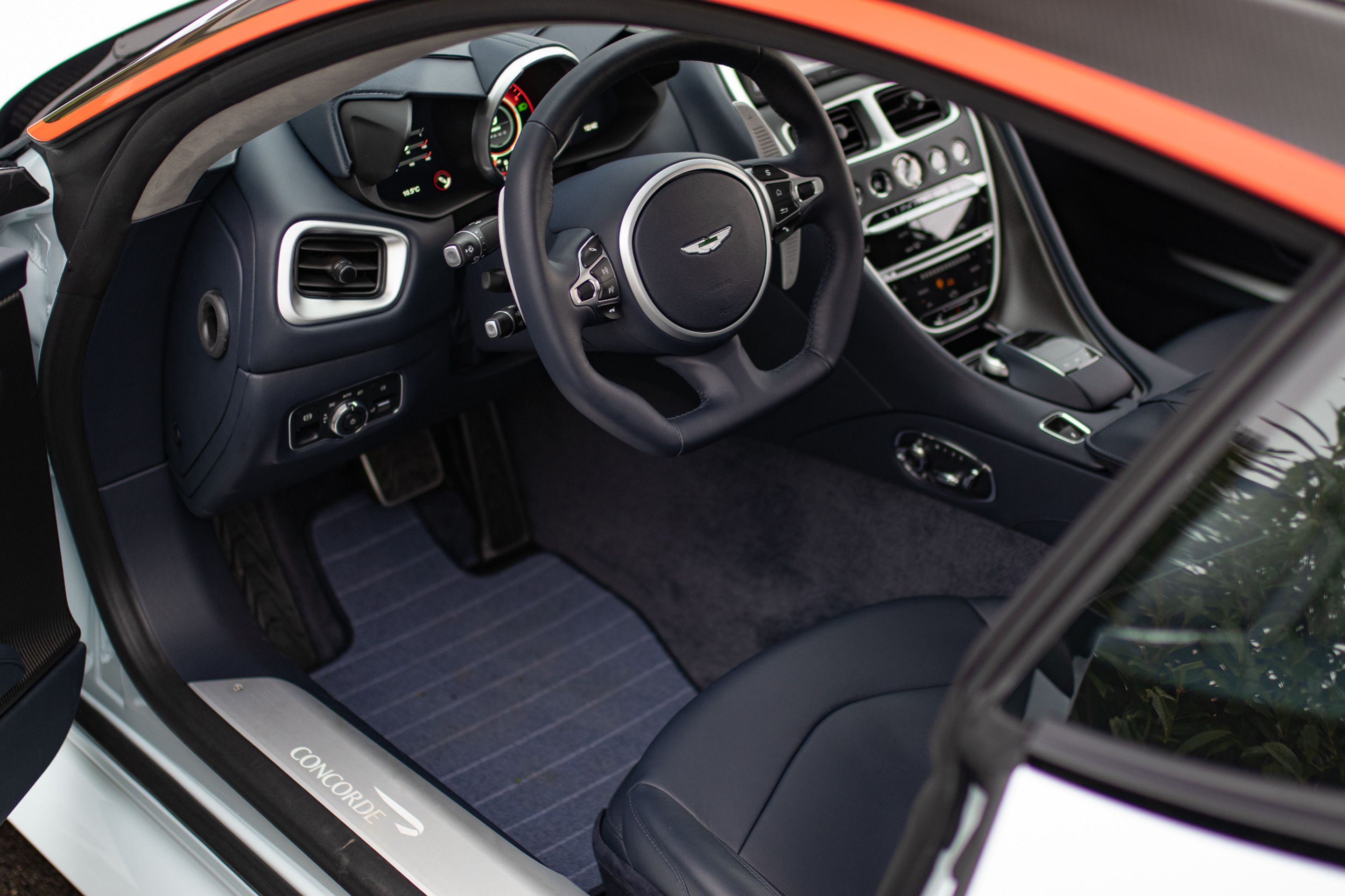 Aston Martin DBS Superleggera Concorde Edition - 10 - Fotogalerie: Nádherný Aston Martin odkazuje na nadzvukový Concorde (14/24)