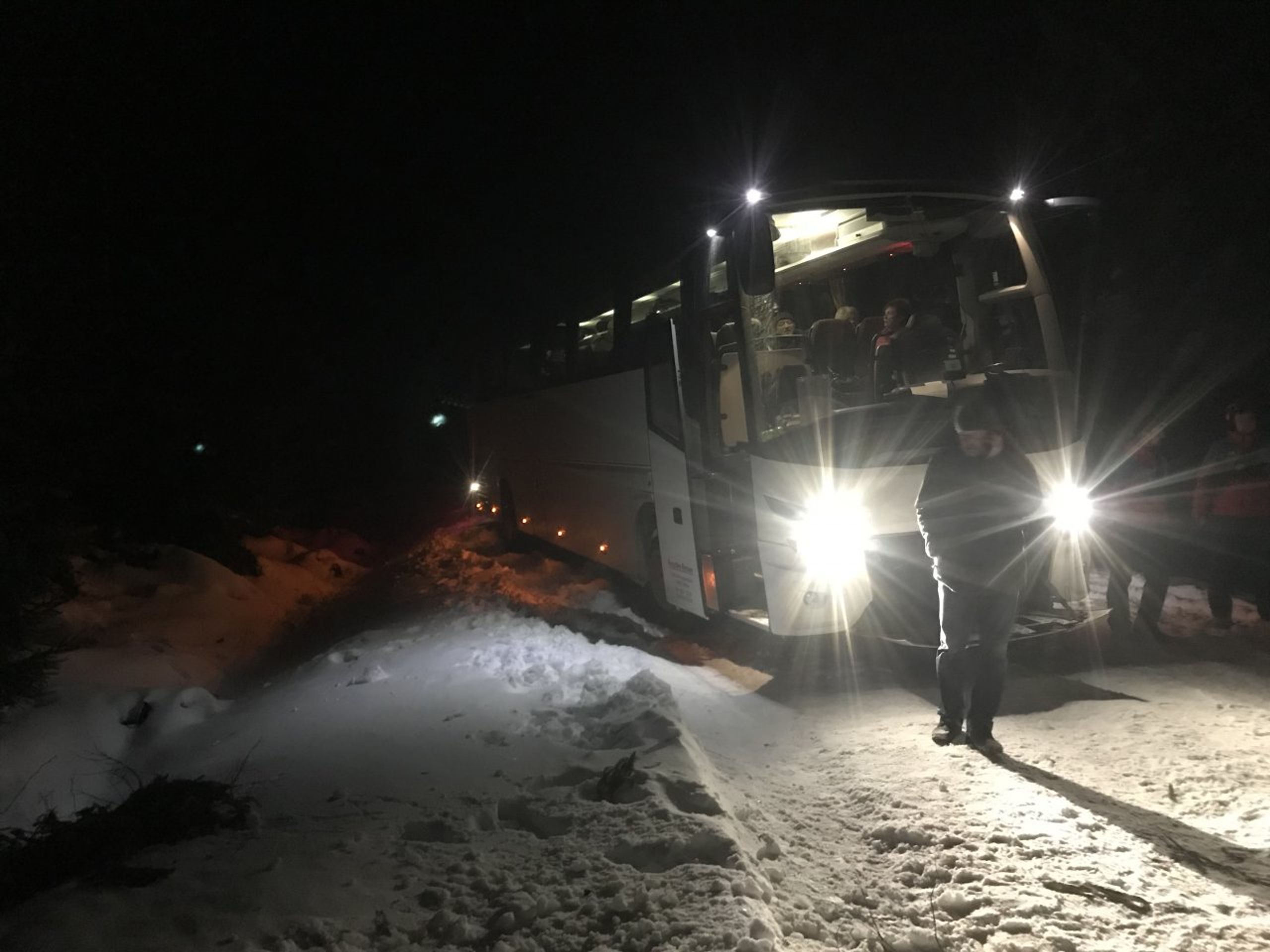 Autobus s důchodci uvízl v závěji - GALERIE: Evakuace důchodců z autobusu zapadlého v závěji (1/4)