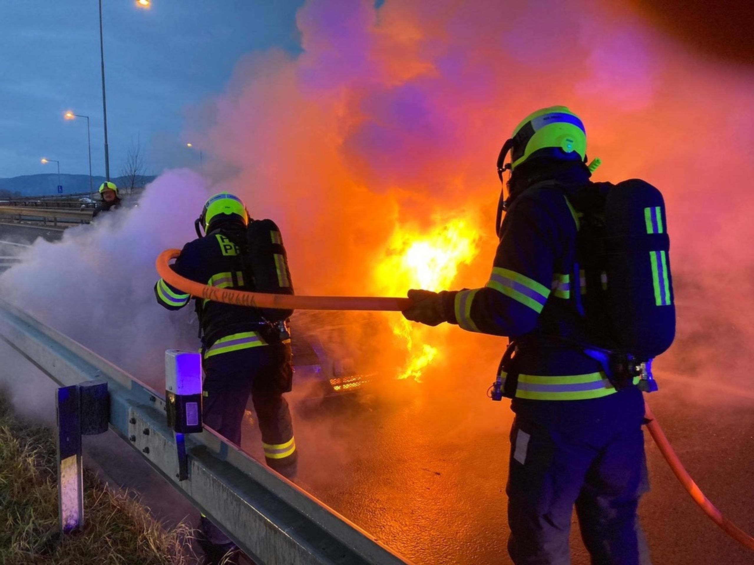 Požár auta na Radotínském mostě - 5 - GALERIE: Na Radotínském mostě za jízdy vzplálo auto (1/7)