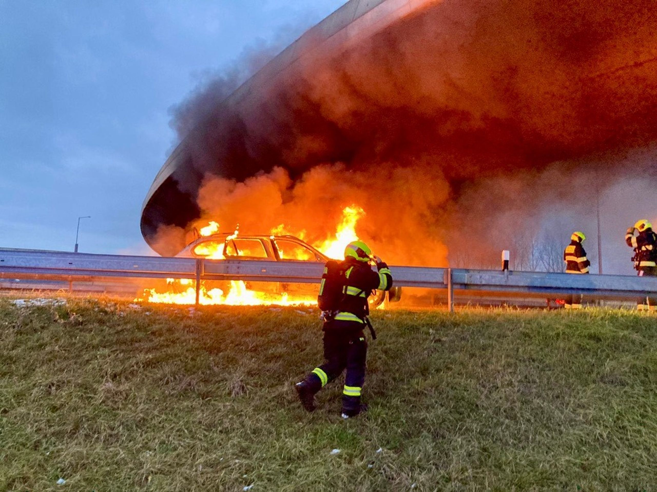 Požár auta na Radotínském mostě - 2 - GALERIE: Na Radotínském mostě za jízdy vzplálo auto (4/7)