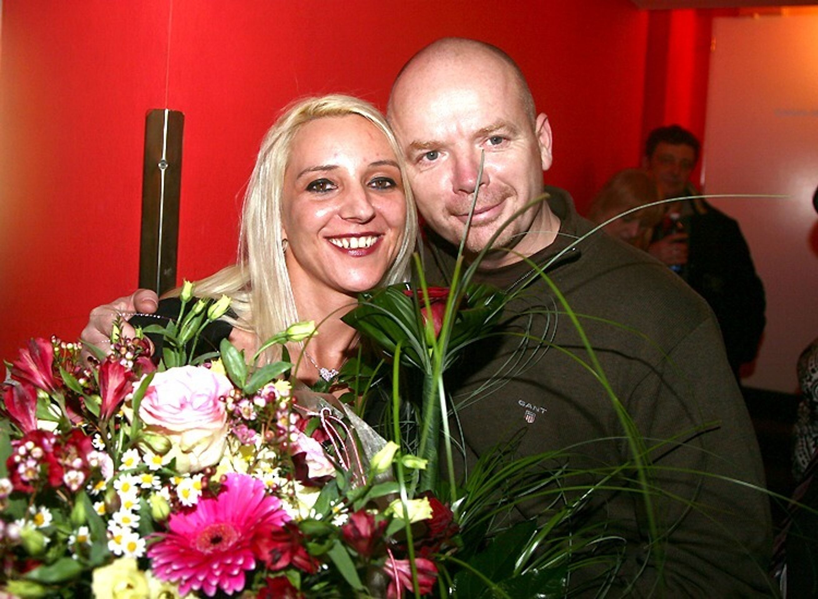 Ředitel Divadla Kalich Michal Kocourek předal kytici Mirjam Landové. - Landa přišel o klíče od divadla (2/6)