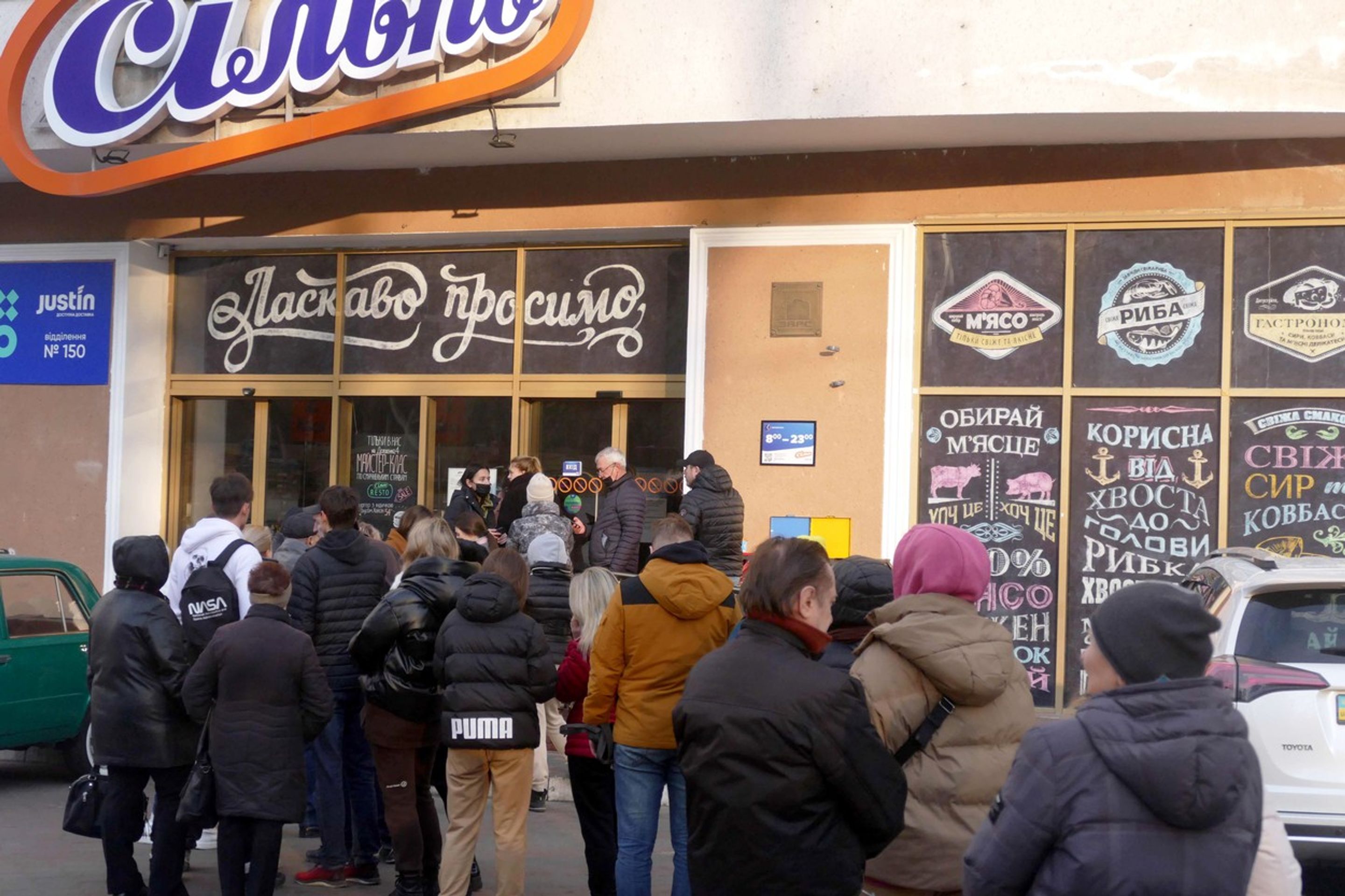 Lidé stojí ve frontě před supermarketem v Oděse - Válka na Ukrajině (29/38)
