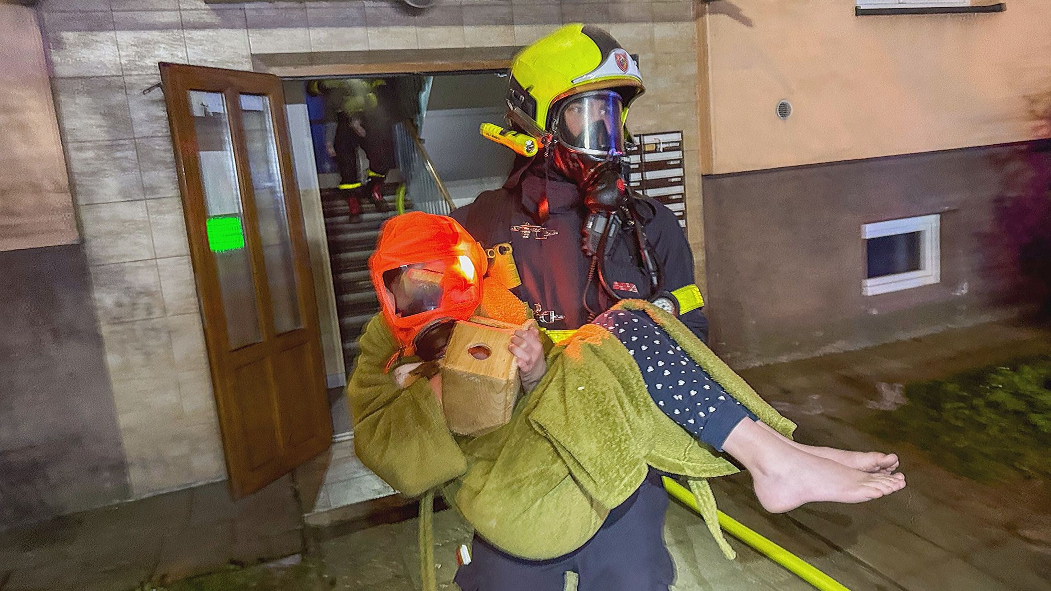 Hasiči při nočním požáru bytu ve Frýdku-Místku zachránili 17 lidí (2) - Hasiči při nočním požáru bytu ve Frýdku-Místku zachránili 17 lidí a kočku (3/4)