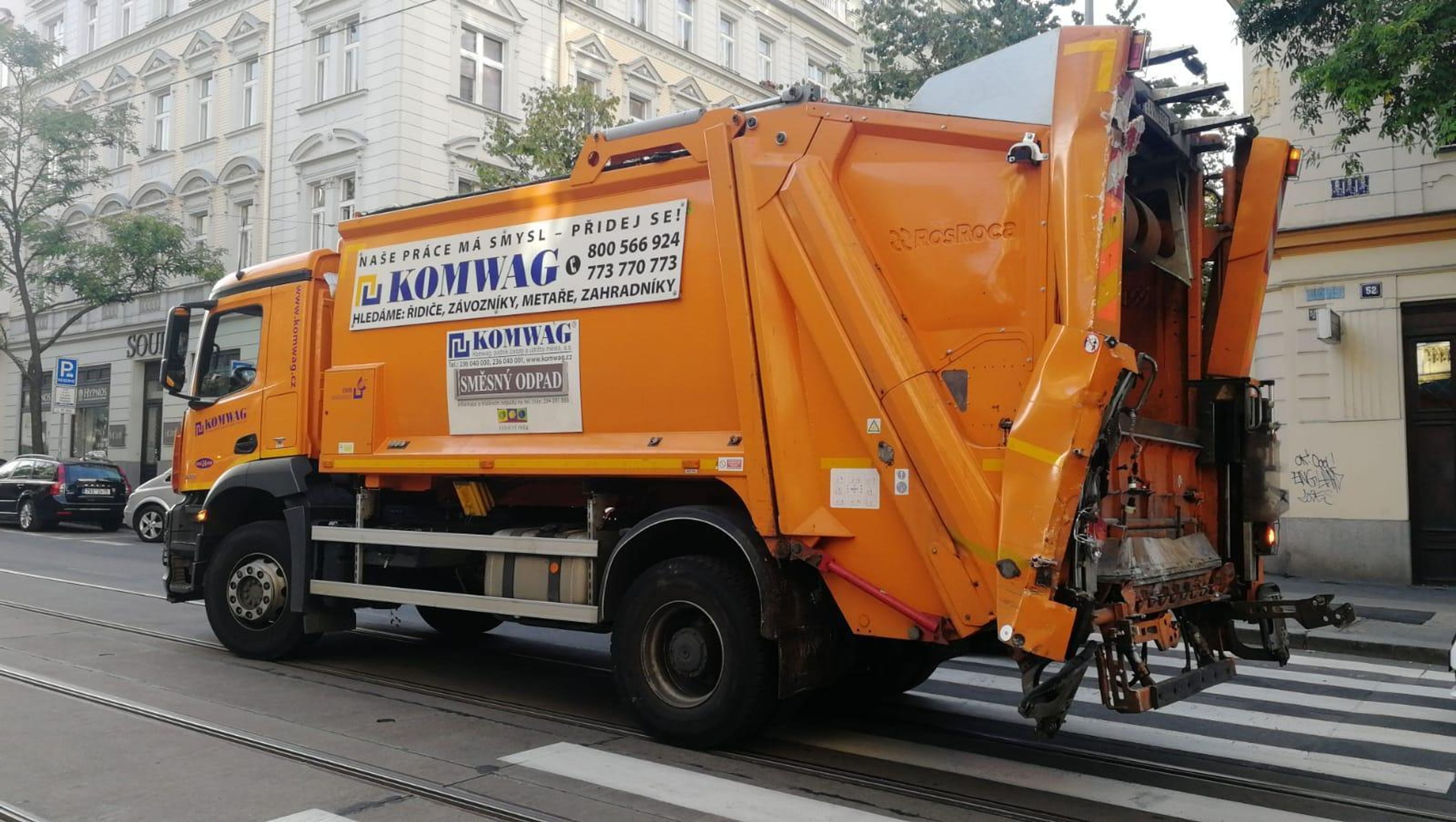 V Praze se srazila tramvaj s popelářským vozem - 3 - GALERIE: V Praze se srazila tramvaj s popelářským vozem (4/6)