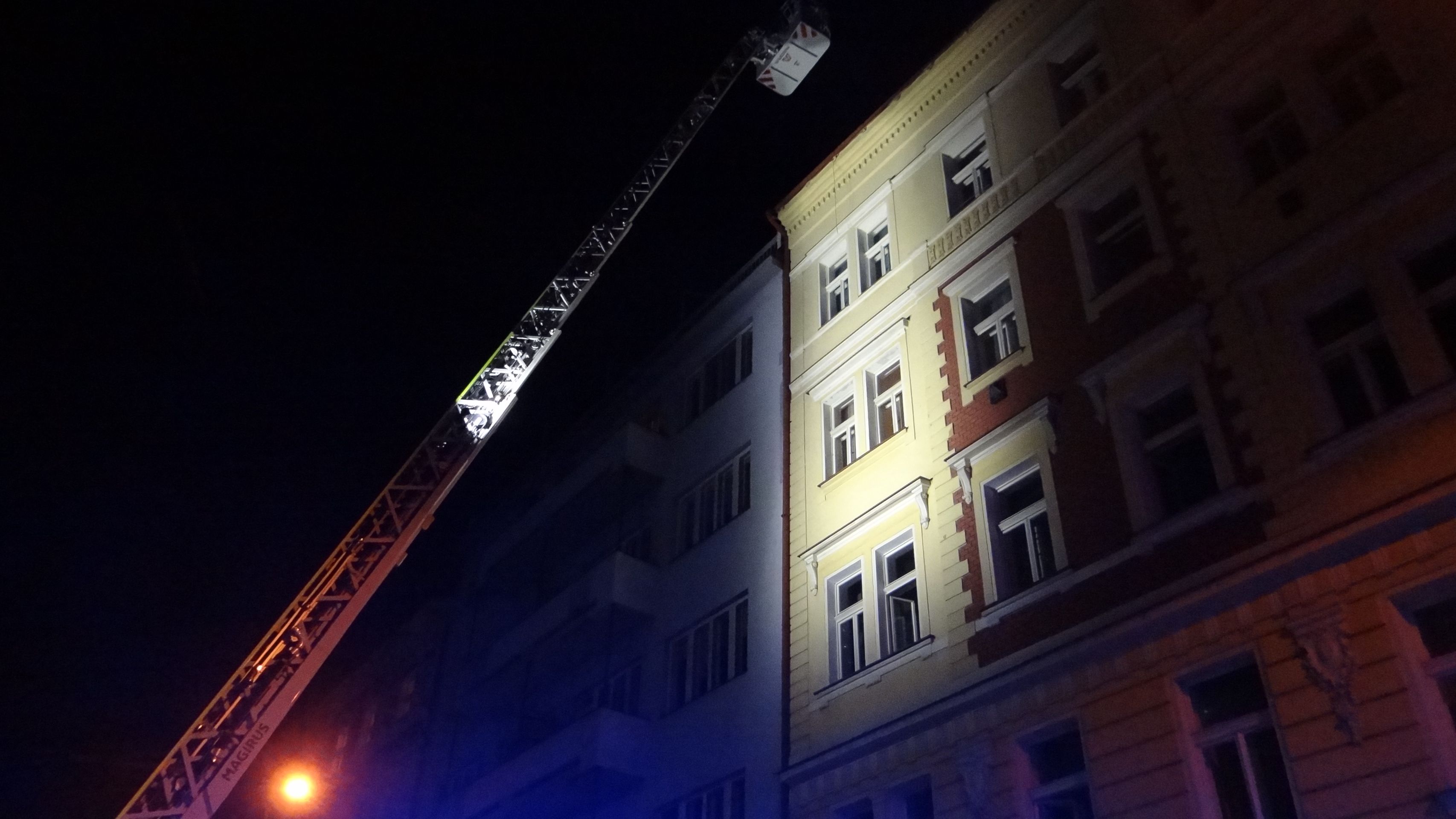 Tři jednotky hasičů zachránily 39 nájemníků, šest odvezly sanitky - GALERIE: Požár v činžovním domě v centru Prahy (5/6)