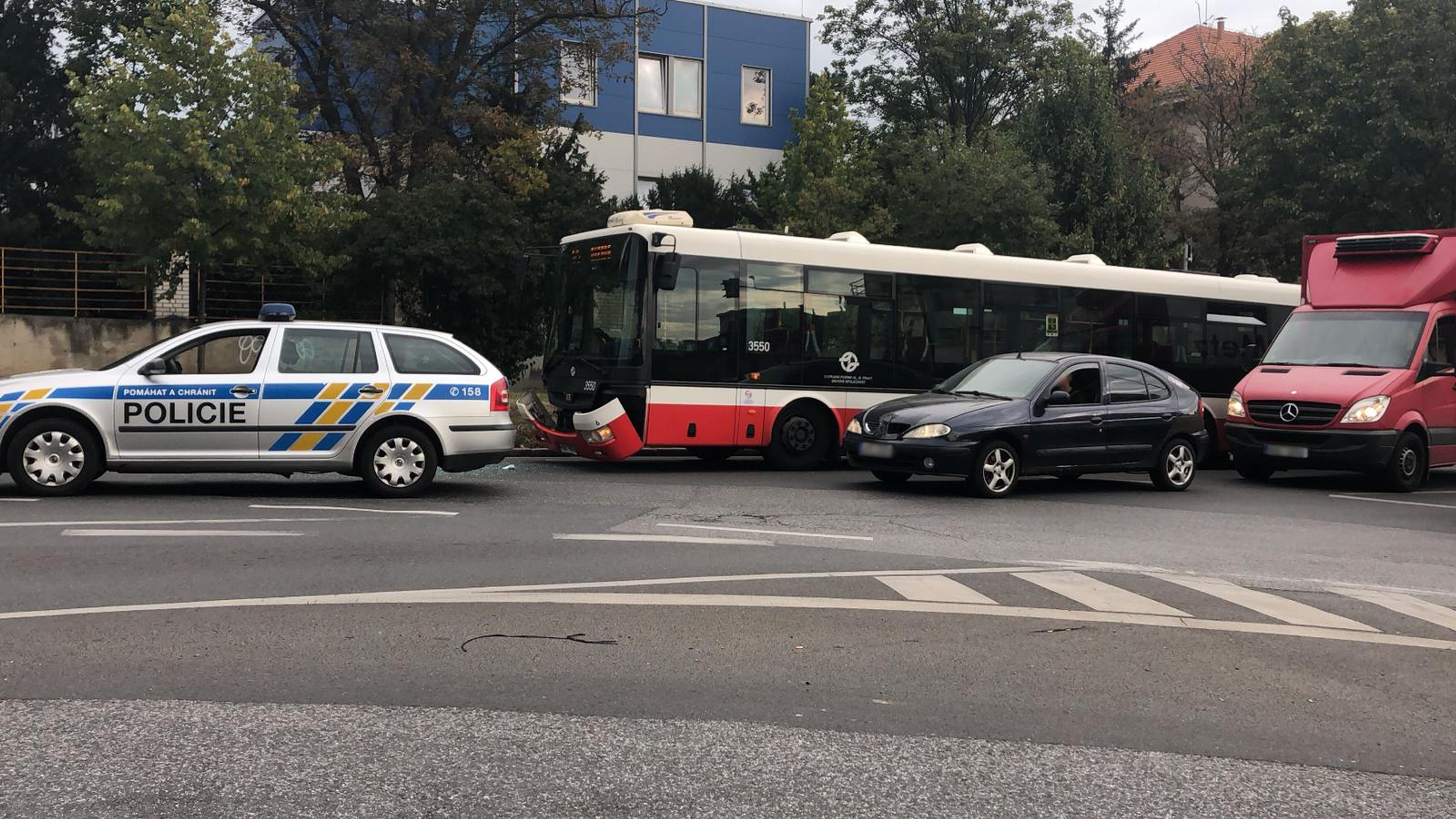 Nehoda autobusu a auta na křižovatce Ruská x Bělocerkevská - 1 - GALERIE: Nehody na Vysočanské a ve Vršovicích (8/11)