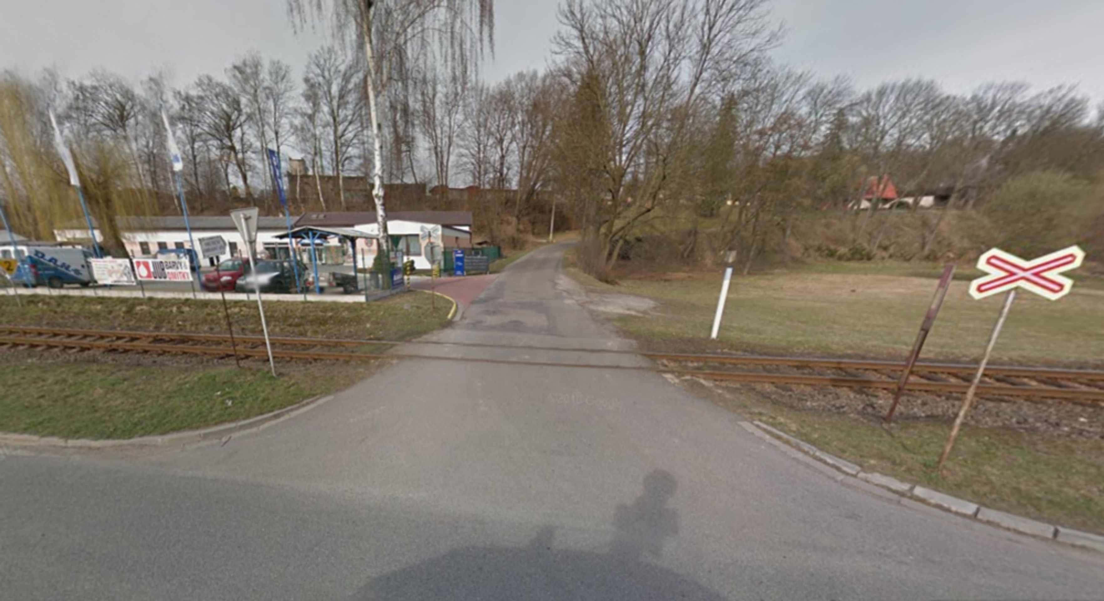 Nebezpečné přejezdy: P 4107, Častolovice - Solnice, Královéhradecký kraj - přejezd bez světel, řešení: se závorami. DŮVOD: Frekventovaný přejezd na nepřehledném místě s křižovatkou u hlavní silnice a se zhoršeným rouhledem_nehodovost - GALERIE: Nebezpečné přejezdy - Královéhradecký kraj, Pardubický kraj, Olomoucký kraj, Moravskoslezský kraj (1/17)