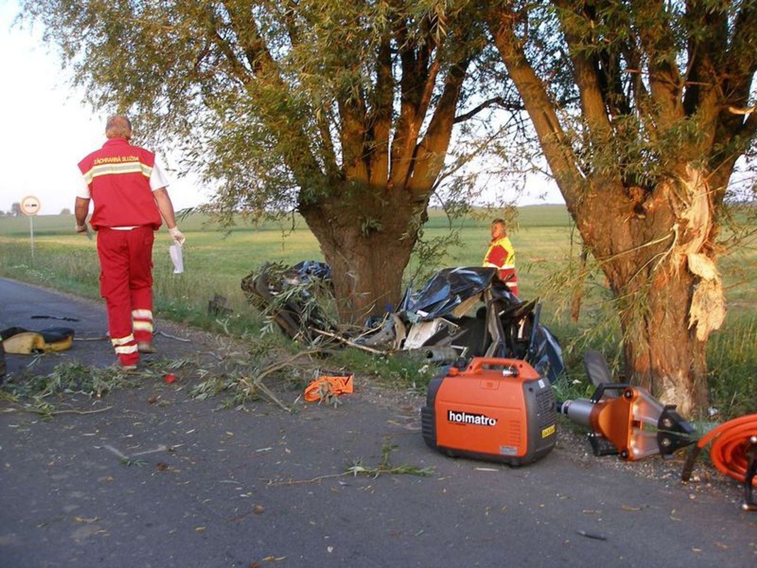Auto se po nárazu do stromu rozpůlilo-2 - GALERIE: Auto se rozpůlilo o strom (2/9)