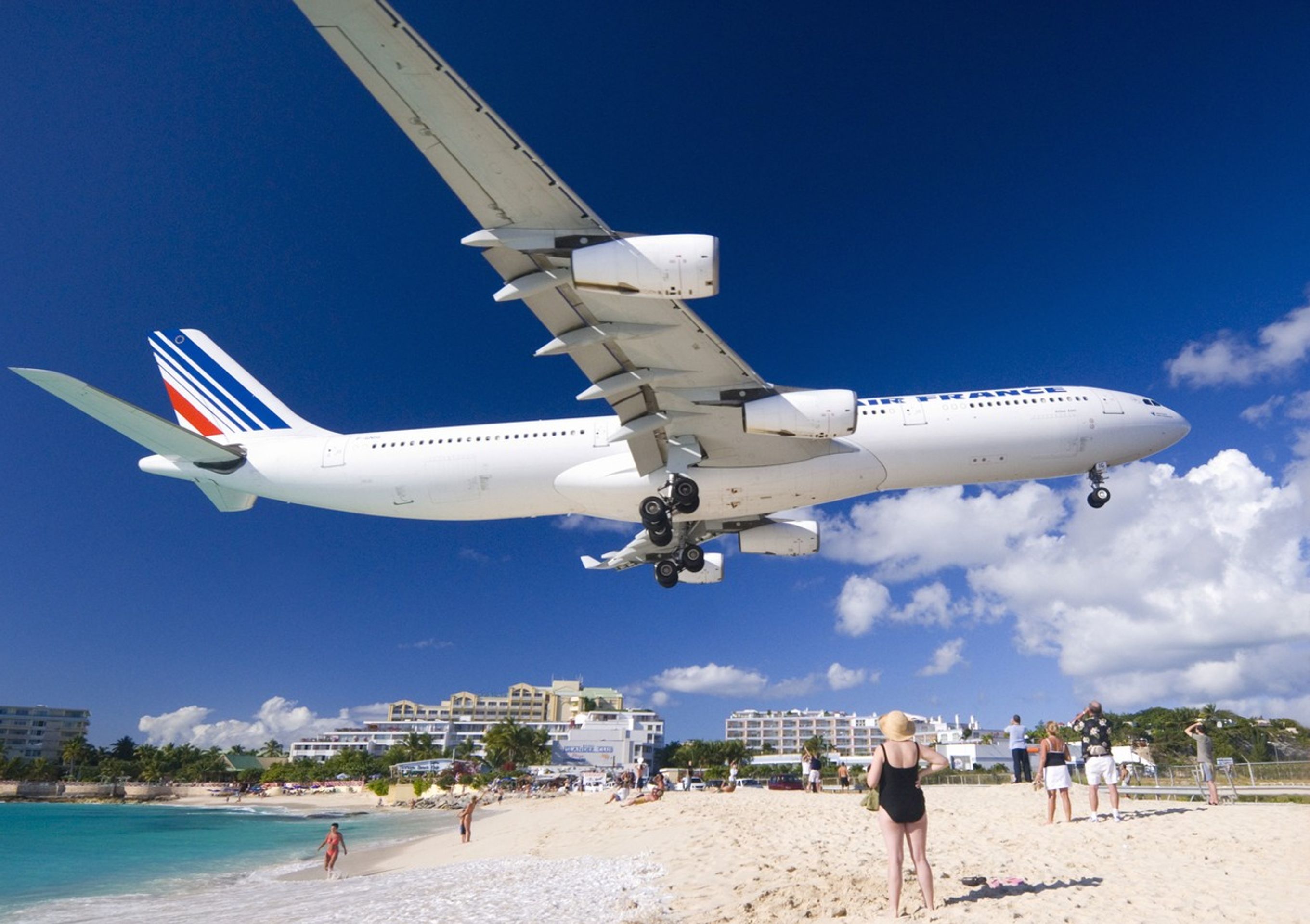 Šílené pláže - Letadla přistávající nad pláži Maho Beach ve Svatém Martinu - GALERIE: Šílené pláže (1/7)