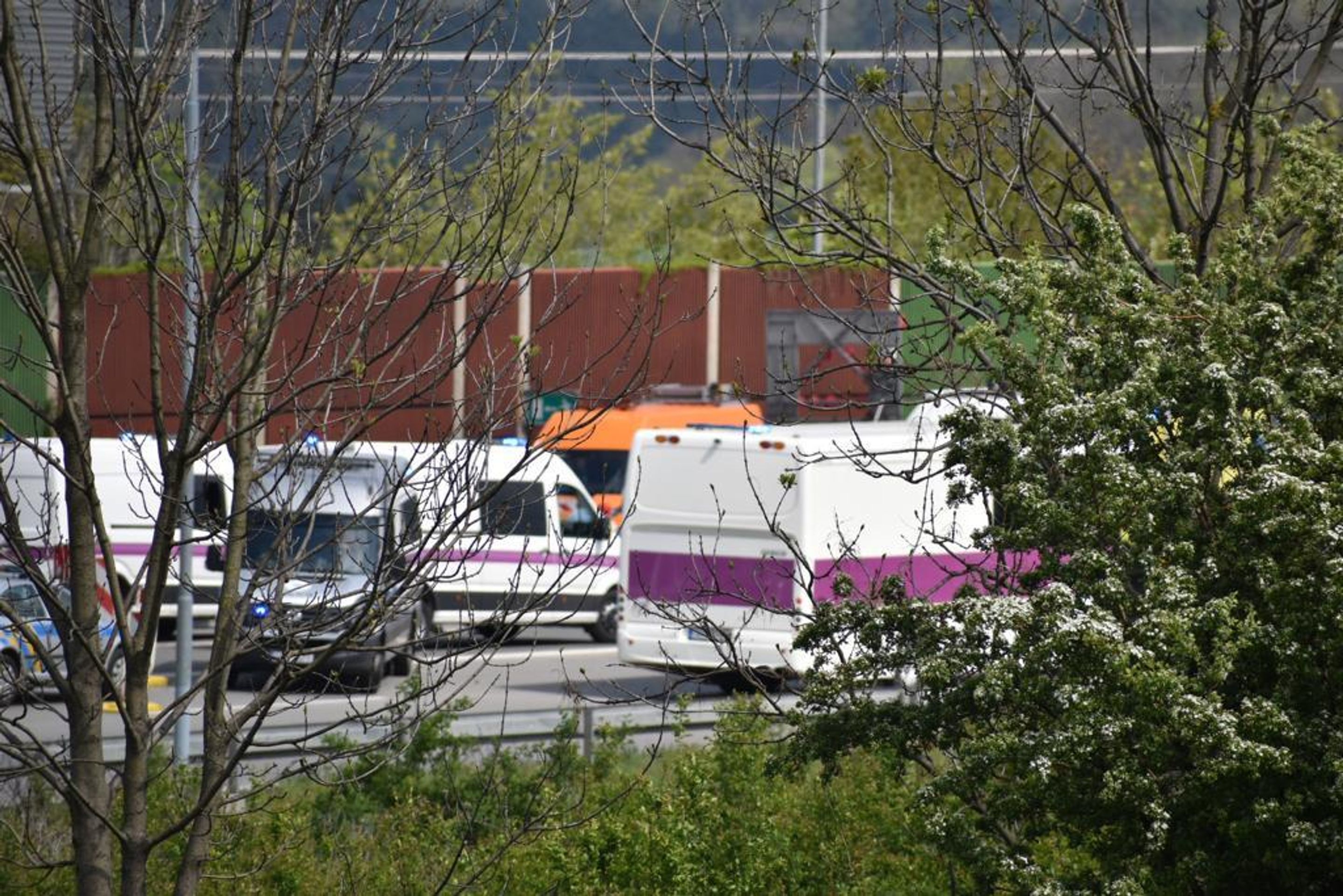 Nehoda vězeňského autobusu a kamionů na Pražském okruhu - 4 - GALERIE: Nehoda autobusu a kamionů na pražském okruhu (14/30)