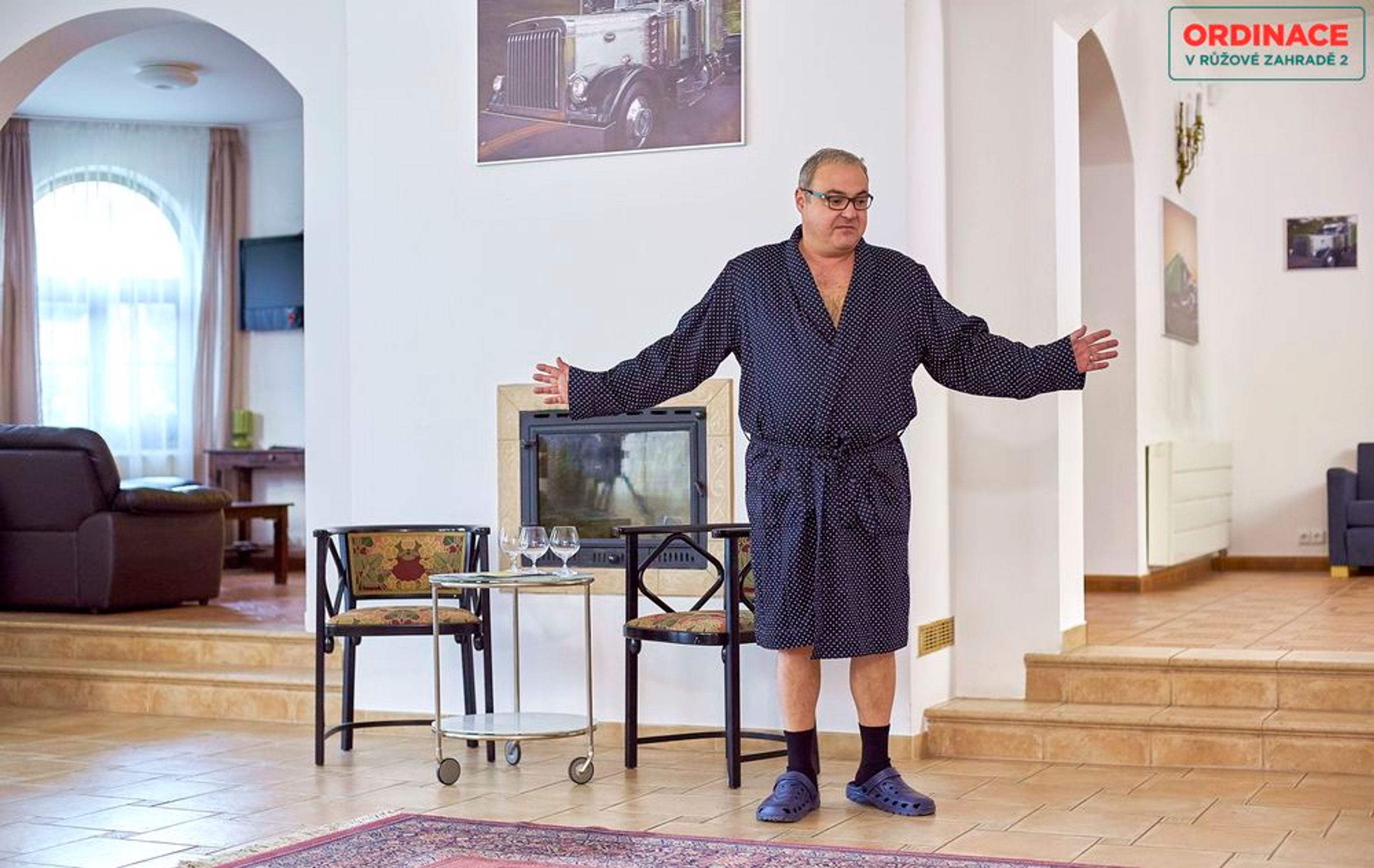 Ordinace: Bobo Švarc ve vile - GALERIE: Ordinace v růžové zahradě 2, Ulice, Výměna manželek (6/25)