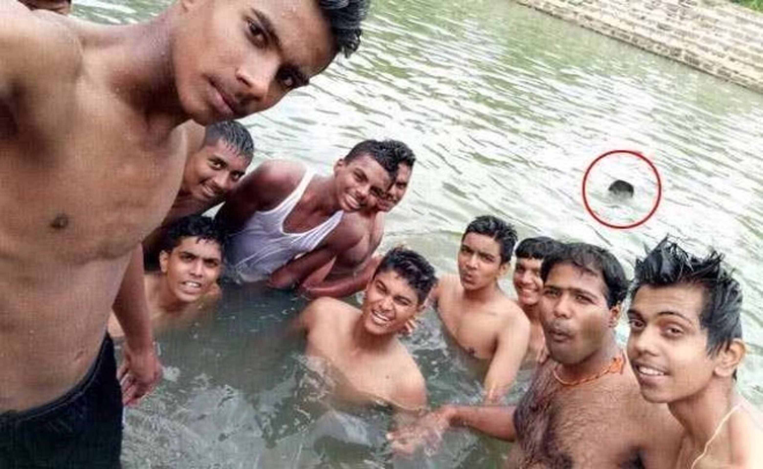 Kluci si fotili selfie, kamarád se topil v pozadí - 2 - GALERIE: Kluci si fotili selfie, jeden se topil v pozadí (2/5)