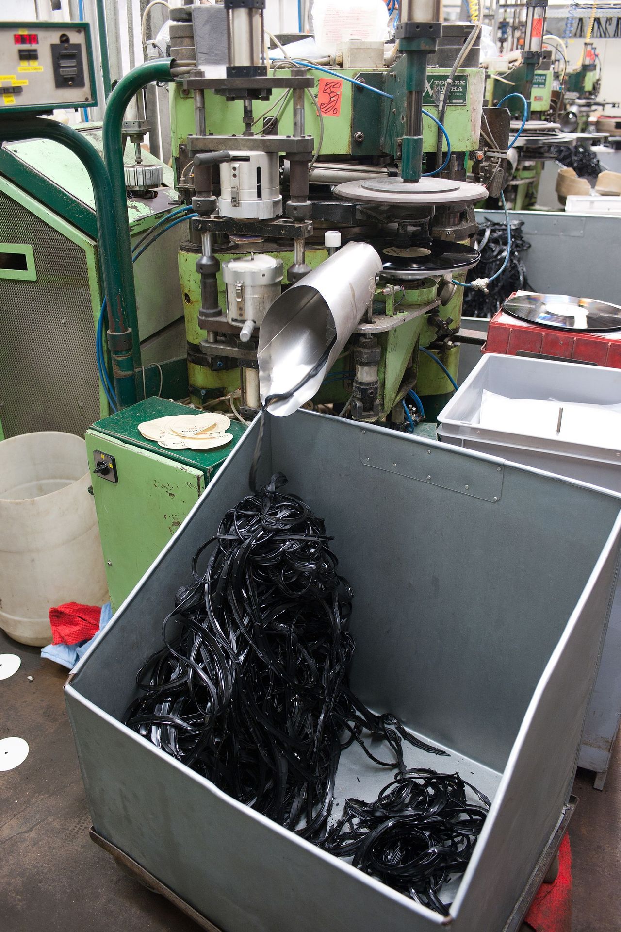 Na návštěvě v největší továrně na vinylové desky na světě - 4 - GALERIE: V Loděnici vyrábějí nejvíce gramofonových desek na světě (23/23)
