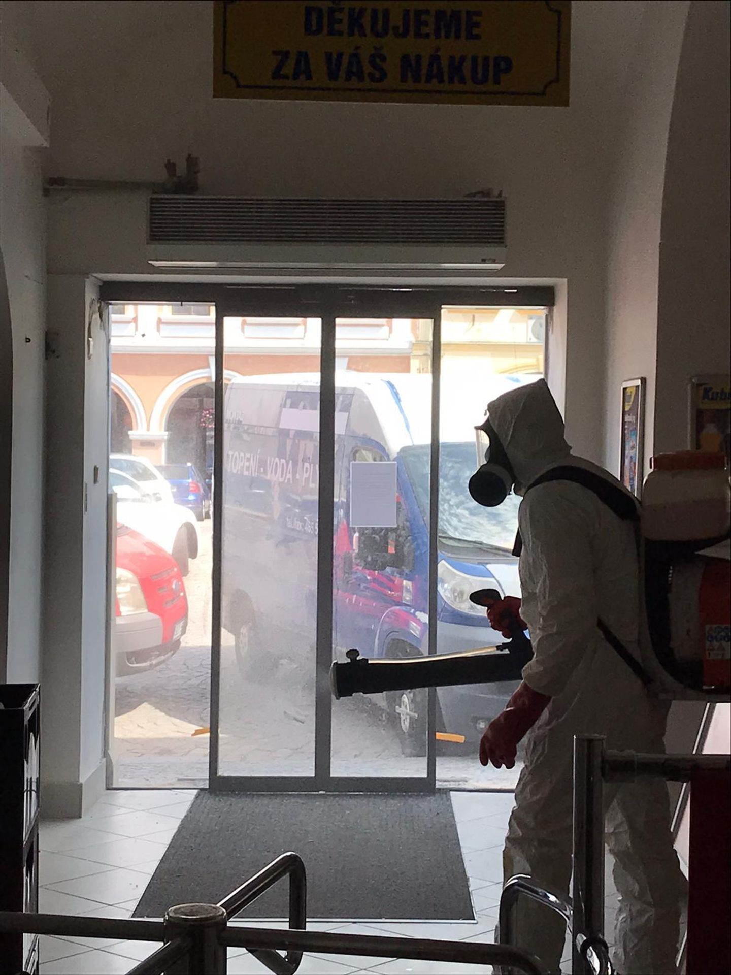Uzavření supermarketu v Litomyšli kvůli koronaviru - 5 - GALERIE: Uzavření supermarketu v Litomyšli kvůli koronaviru (5/7)