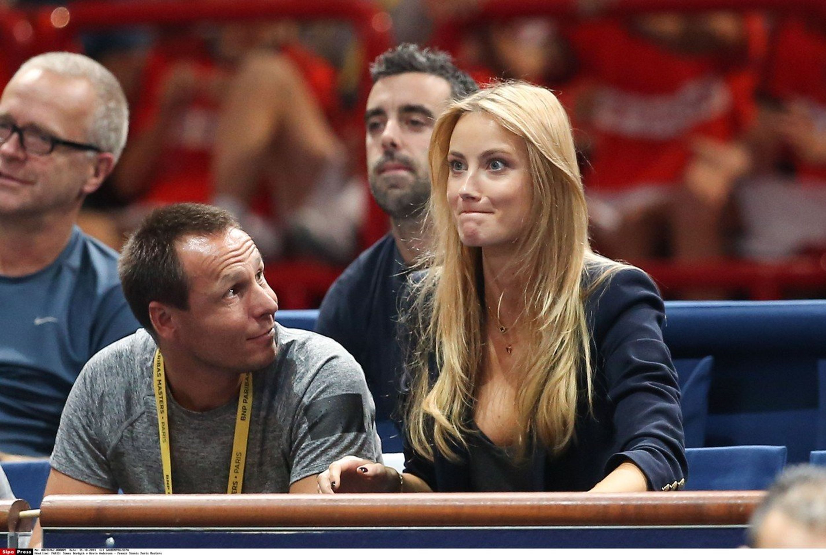 Tomáš Krupa a Berdychova partnerka Ester Sátorová - GALERIE: Ester Berdychová fandila Tomášovi na tribuně bez podrpsenky (5/5)