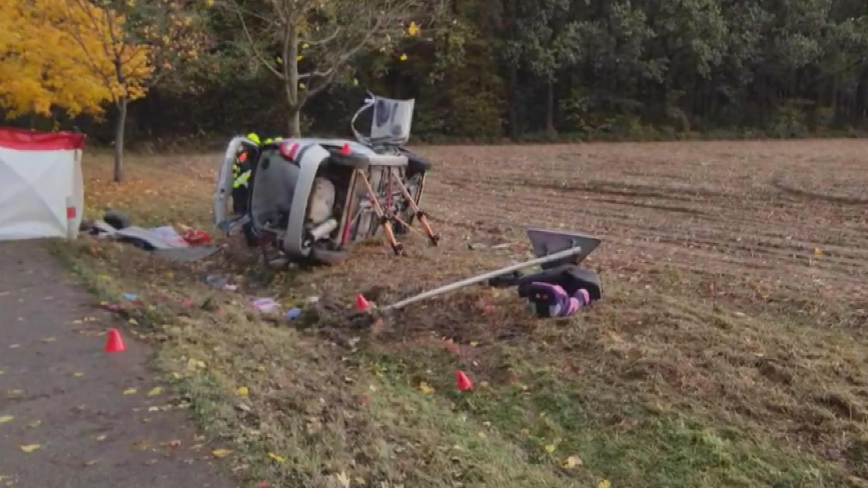 Převrácené auto u Vysokého Mýta - Tragický víkend na silnicích (4/6)