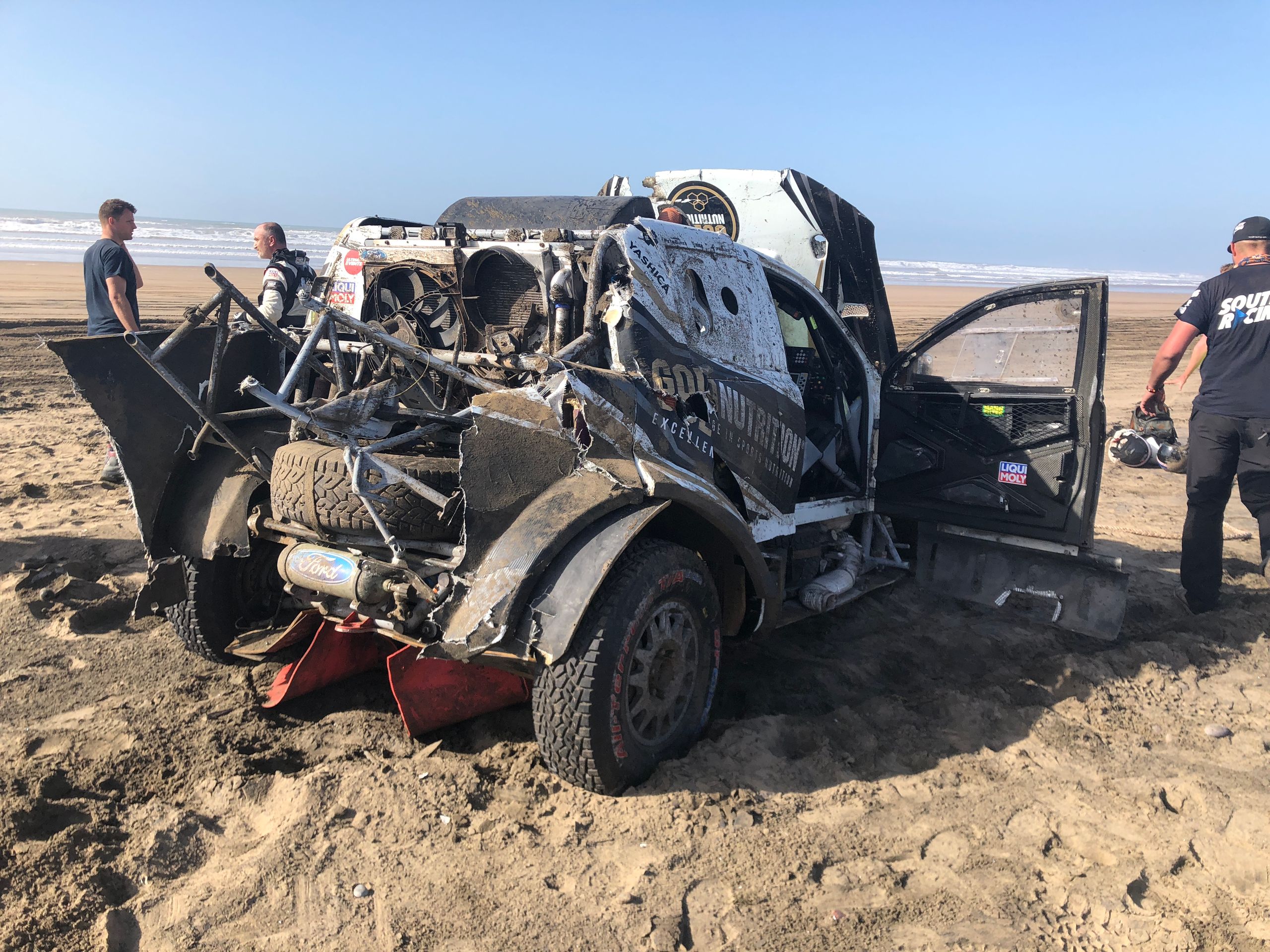 Nehoda českých závodníků v Africe - GALERIE: Zdemolovaný vůz Tomáše Ouředníčka při rally v Maroku (4/5)
