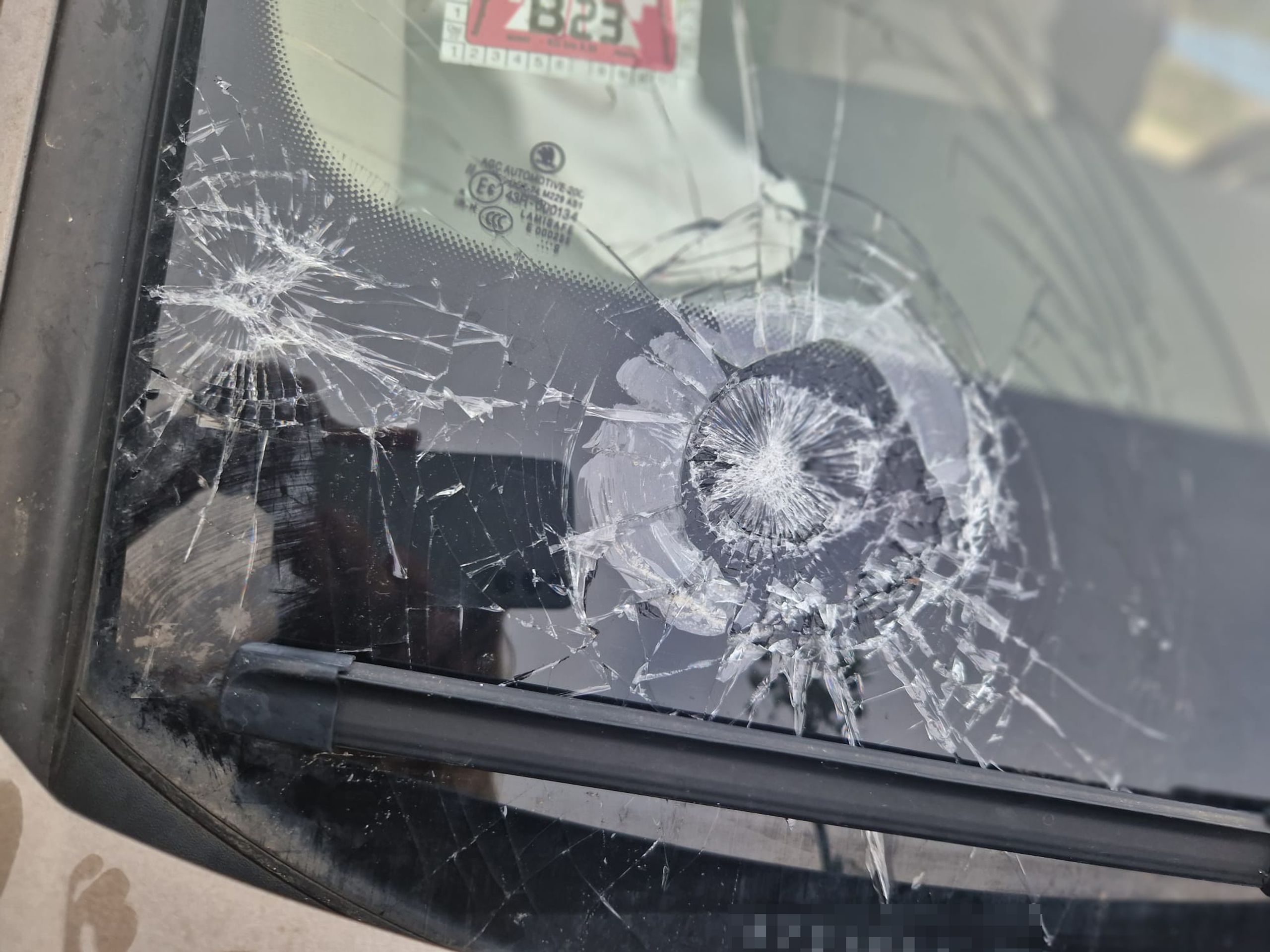 Kroupy v Itálii (2) - České rodině zničily auto kroupy (1/8)
