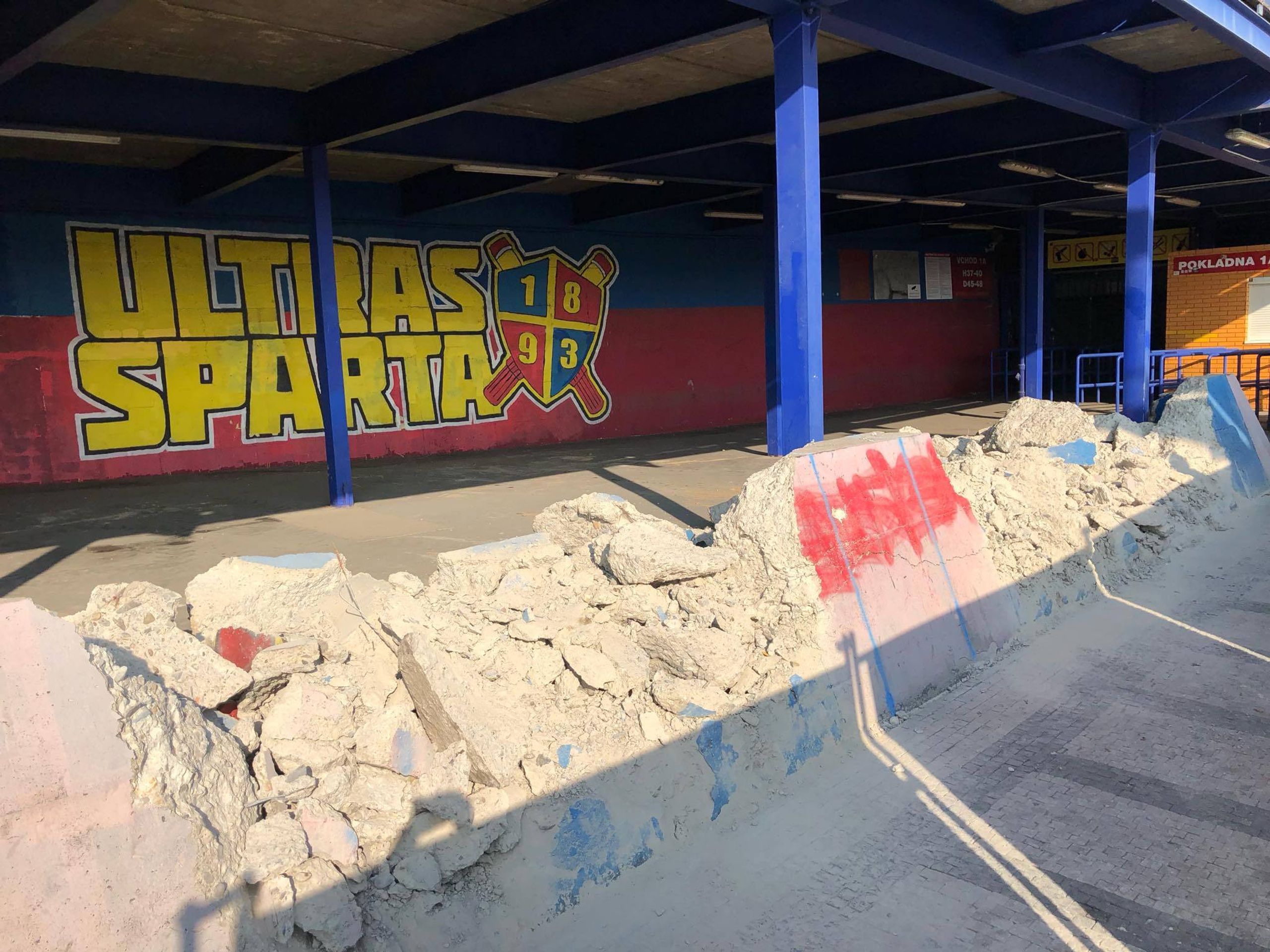 Bourání zdí na stadionu Sparty - 5 - GALERIE: Bourání zdí u fotbalového stadionu Sparty (5/7)