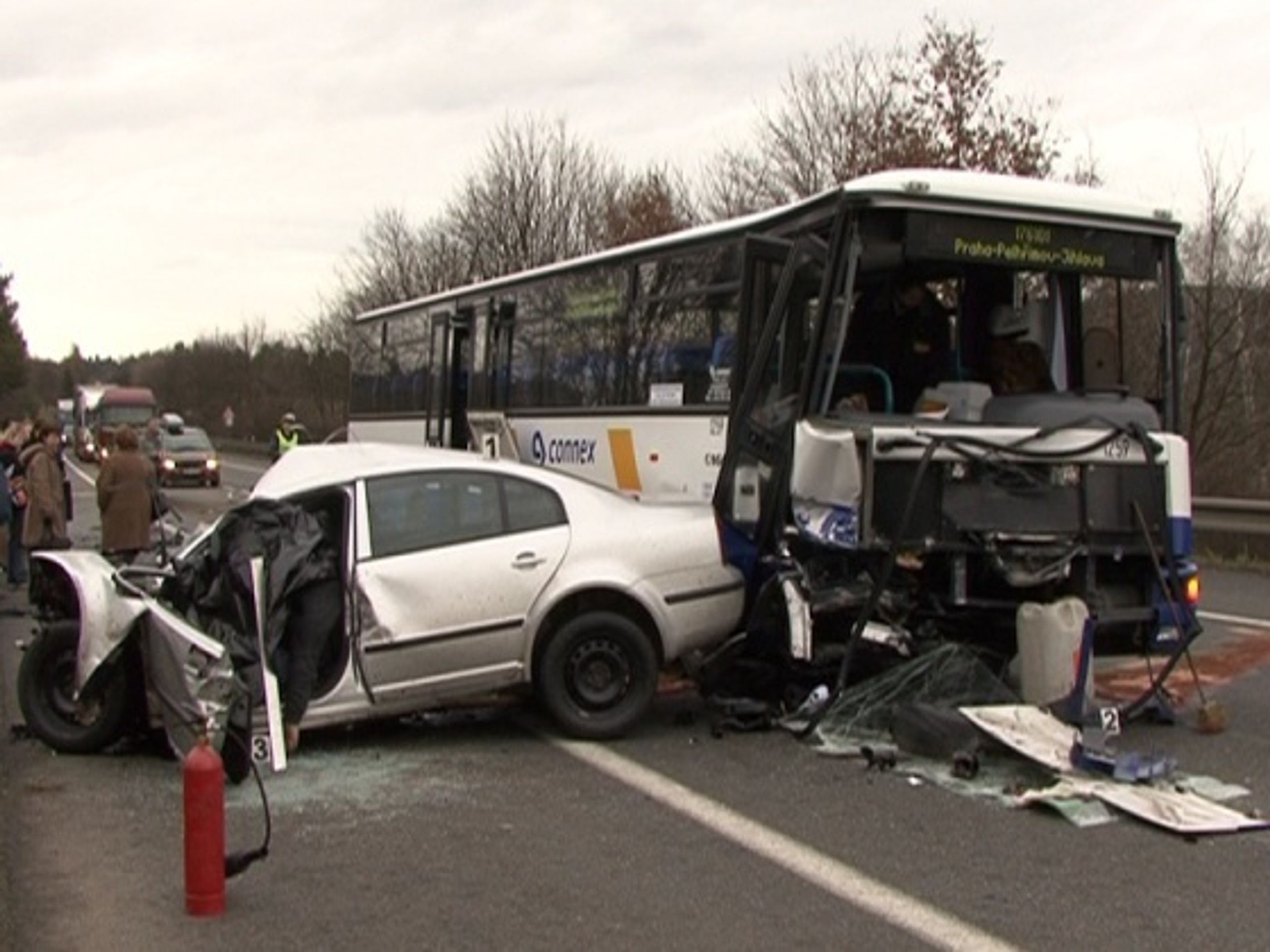 Tragická srážka auta s autobusem - Tragická nehoda - jeden mrtvý a 15 zraněných (1/3)