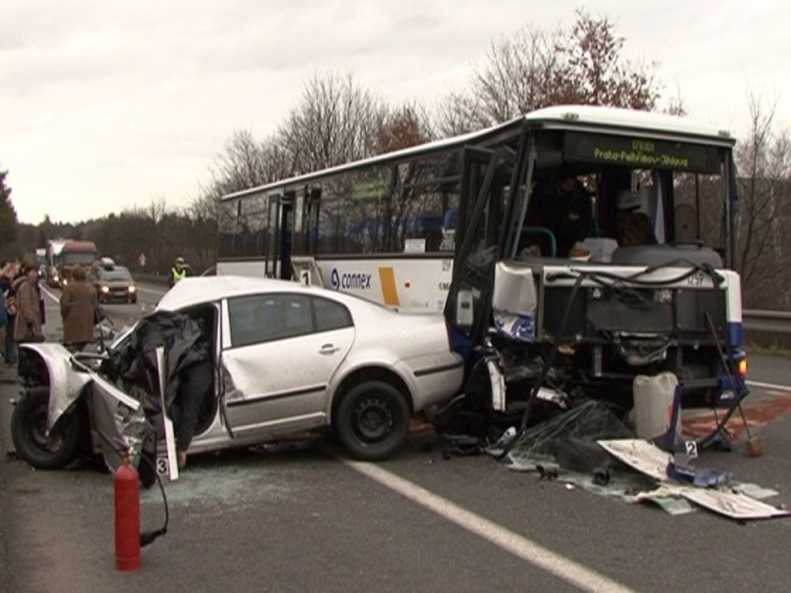 Tragická srážka auta s autobusem | Galerie: Tragická nehoda - jeden 