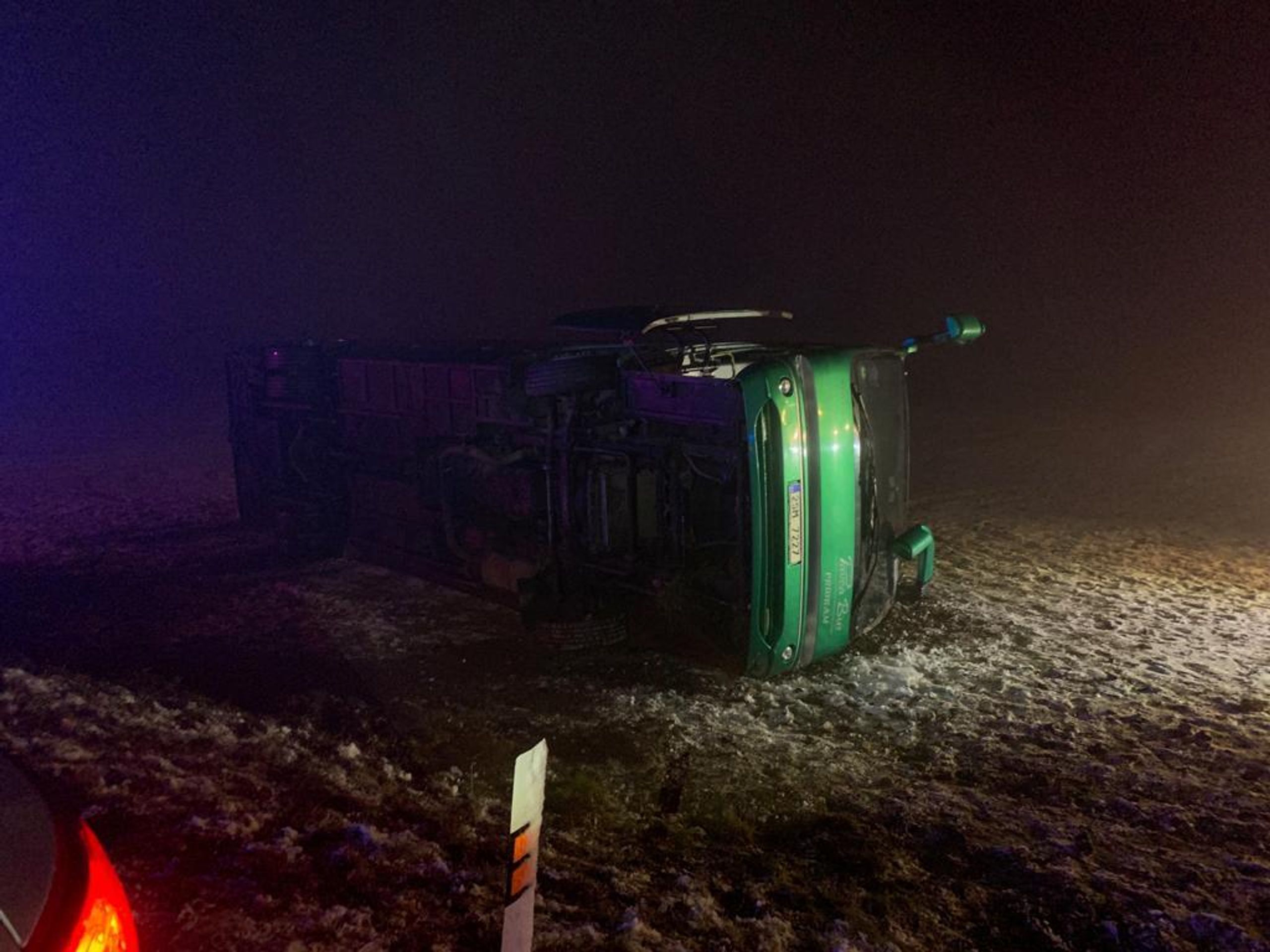 Nehoda autobusu u Mníšku pod Brdy - 4 - GALERIE: Autobus skončil na boku v Mníšku pod Brdy (1/8)