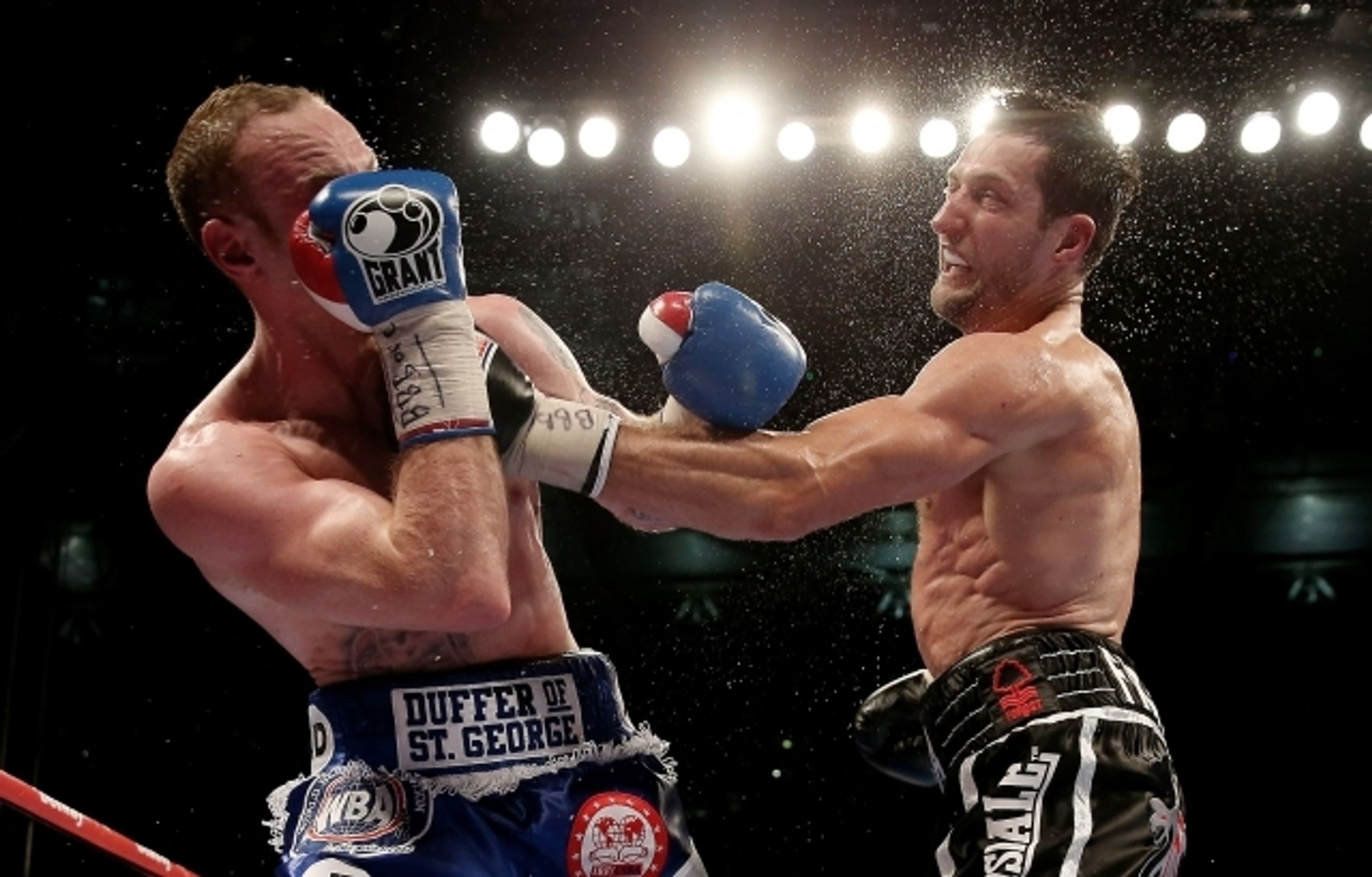 Boxer Carl Froch požádal v ringu přítelkyni o ruku - 4 - GALERIE: Boxer Froch obhájil titul ve střední váze a požádal přítelkyni o ruku (1/5)