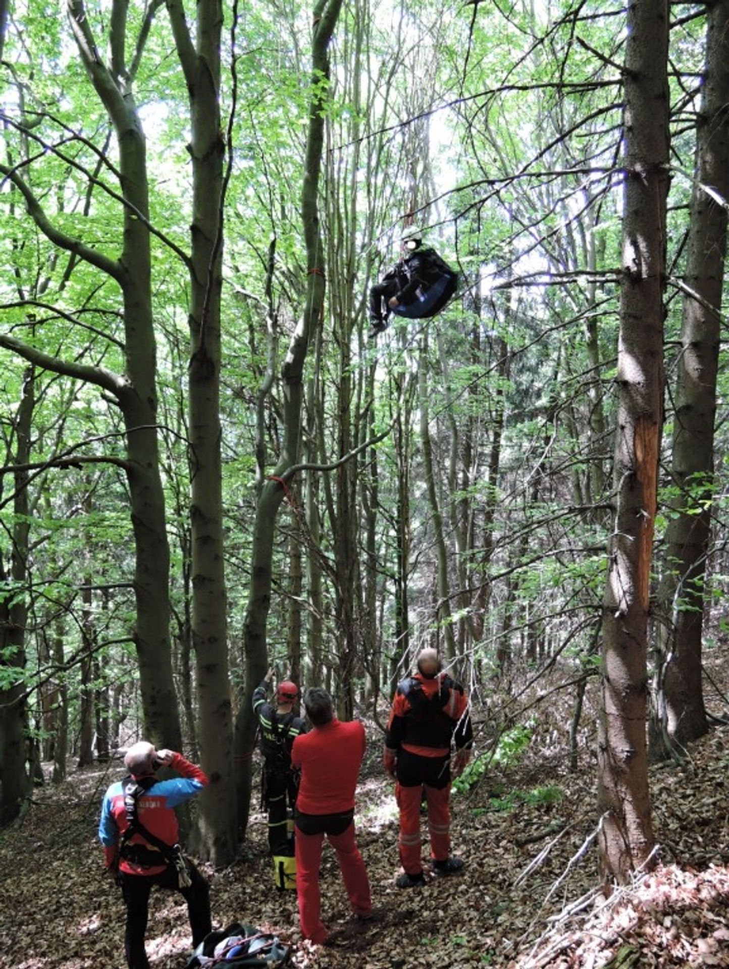 Záchrana paraglidisty na Kozákově - 3 - GALERIE: Záchrana paraglidisty na Kozákově (3/4)