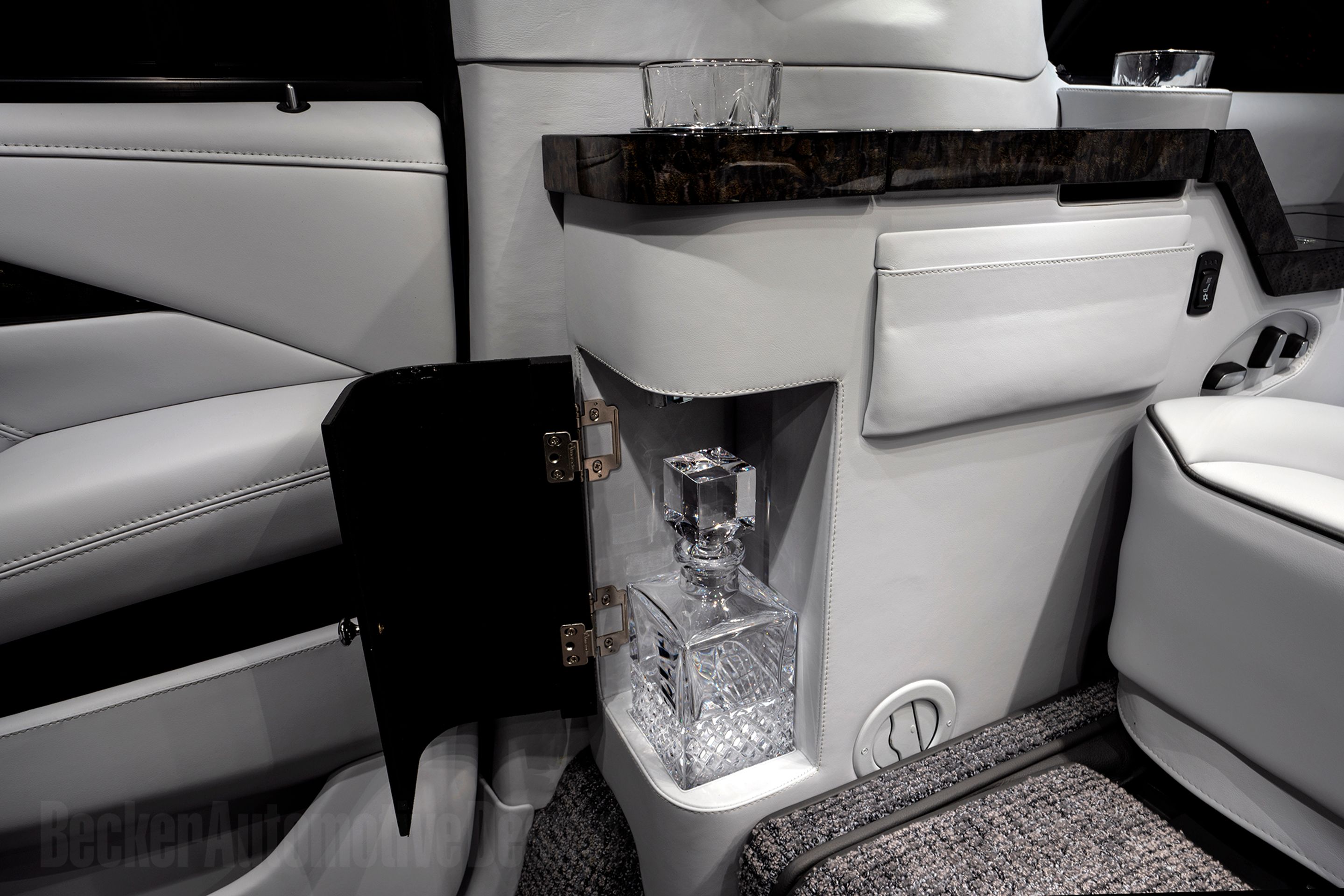 Sylvester Stallone prodává luxusní Cadillac Escalade ESV - 24 - Fotogalerie: Stallone prodává luxusní limuzínu, sám ji navrhoval (12/15)