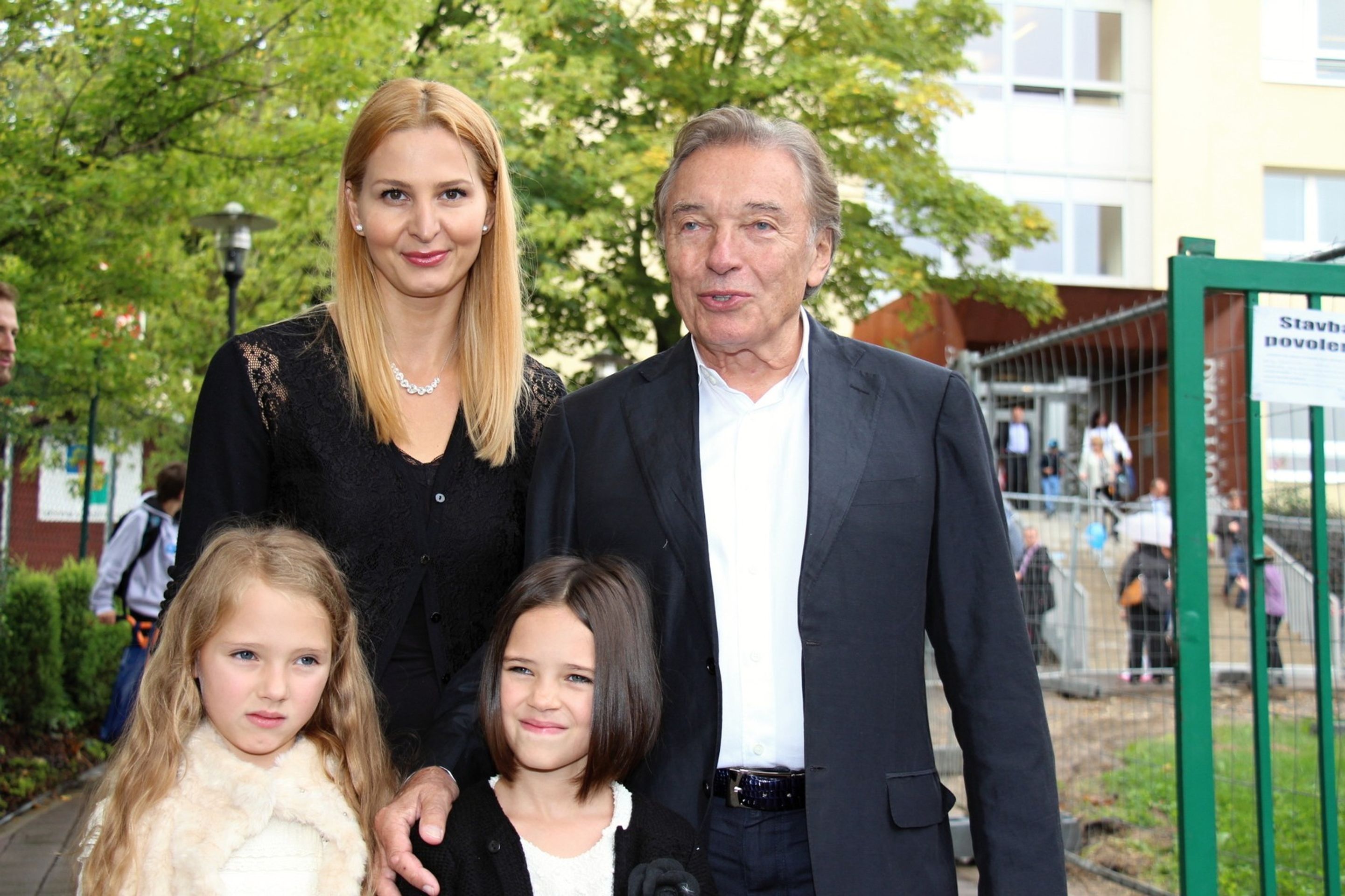 Ivana Gottová a Karel Gott s dcerami, 1. 9. 2014 Nelly jde poprvé do školy - Ivana Gottová (8/11)