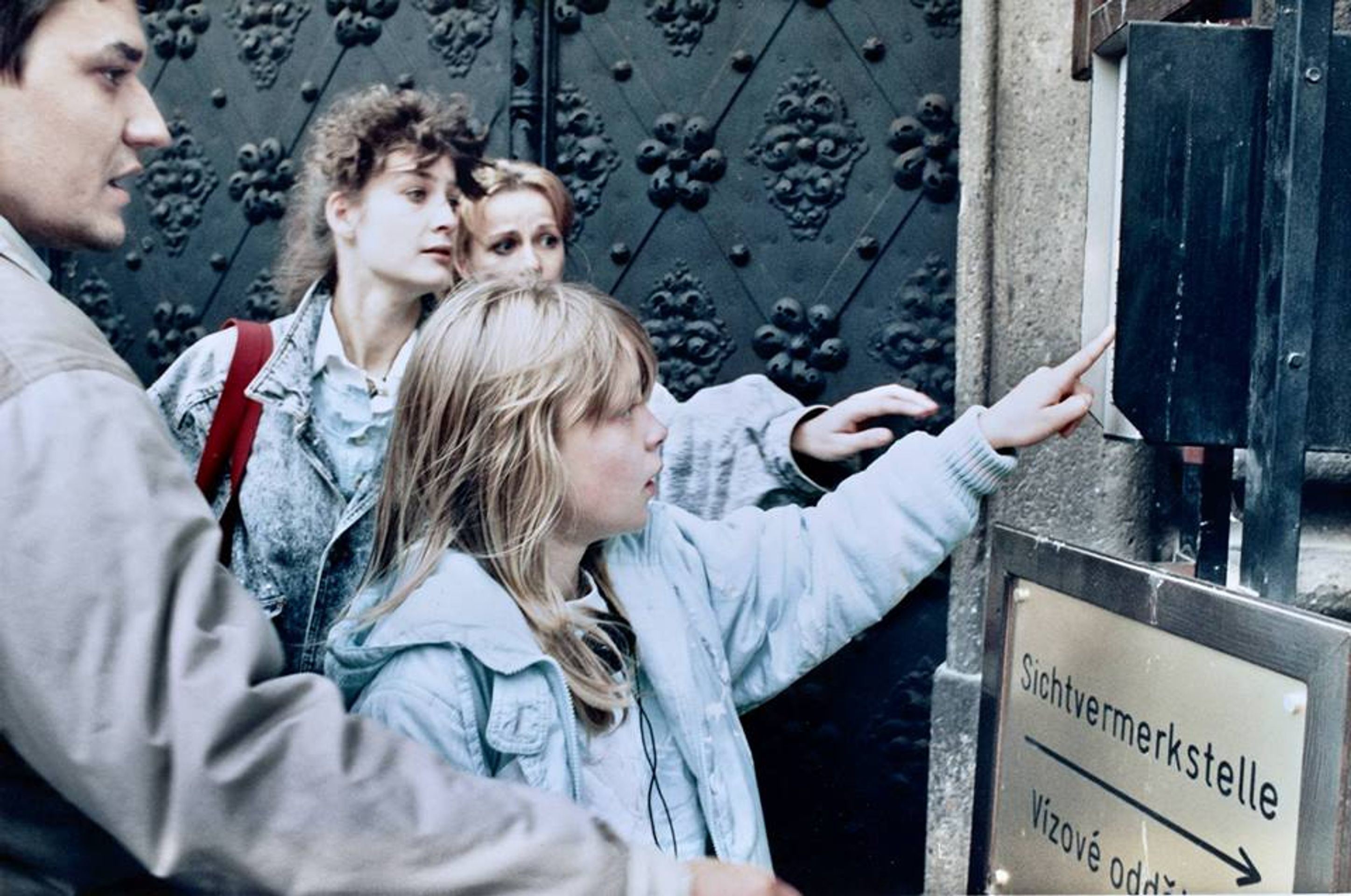 Uprchlíci z NDR na západoněmecké ambasádě v Praze v roce 1989 - GALERIE: 30 let od útěku Němců z NDR do NSR (4/4)