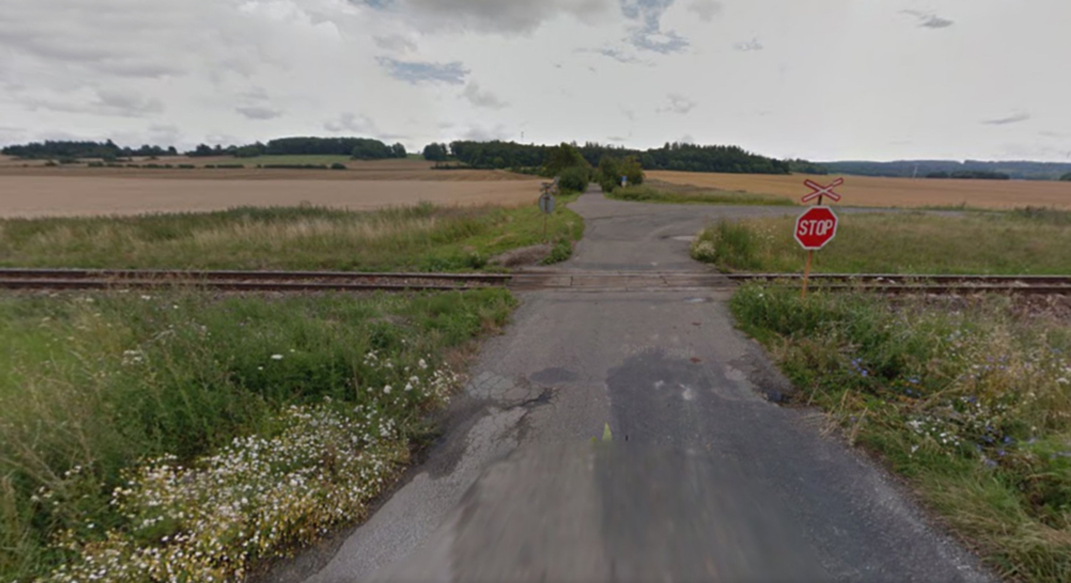 Nebezpečné přejezdy: P 5082, Týniště nad Orlicí - Náchod, Královéhradecký kraj - přejezd bez světel, řešení: se závorami. DŮVOD: Frekventovaný přejezd, traťová rychlost 90 km/h - GALERIE: Nebezpečné přejezdy - Královéhradecký kraj, Pardubický kraj, Olomoucký kraj, Moravskoslezský kraj (6/17)